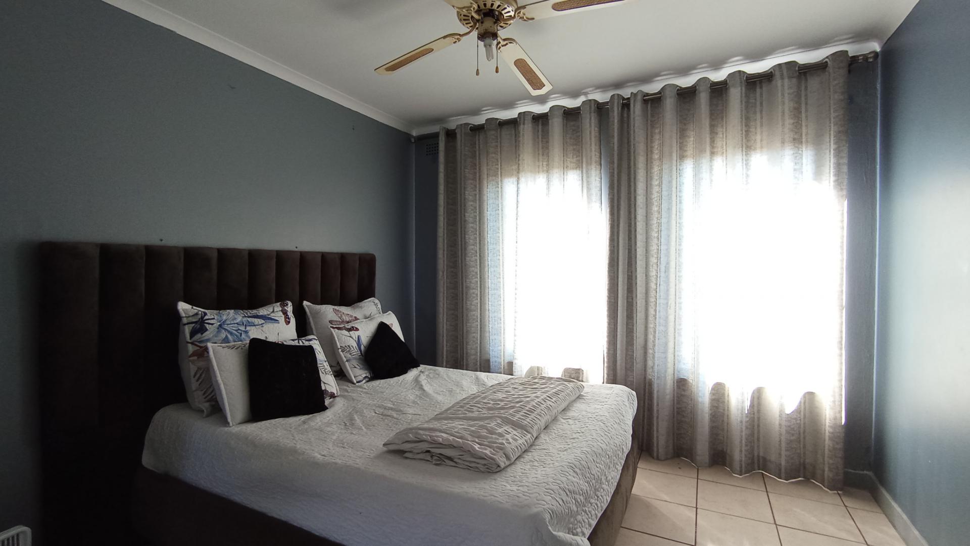 Main Bedroom - 19 square meters of property in Corlett Gardens