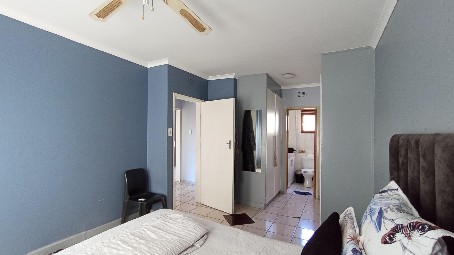 Main Bedroom - 19 square meters of property in Corlett Gardens