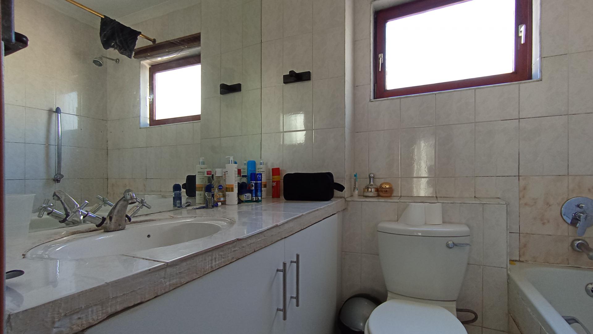 Main Bathroom - 5 square meters of property in Corlett Gardens