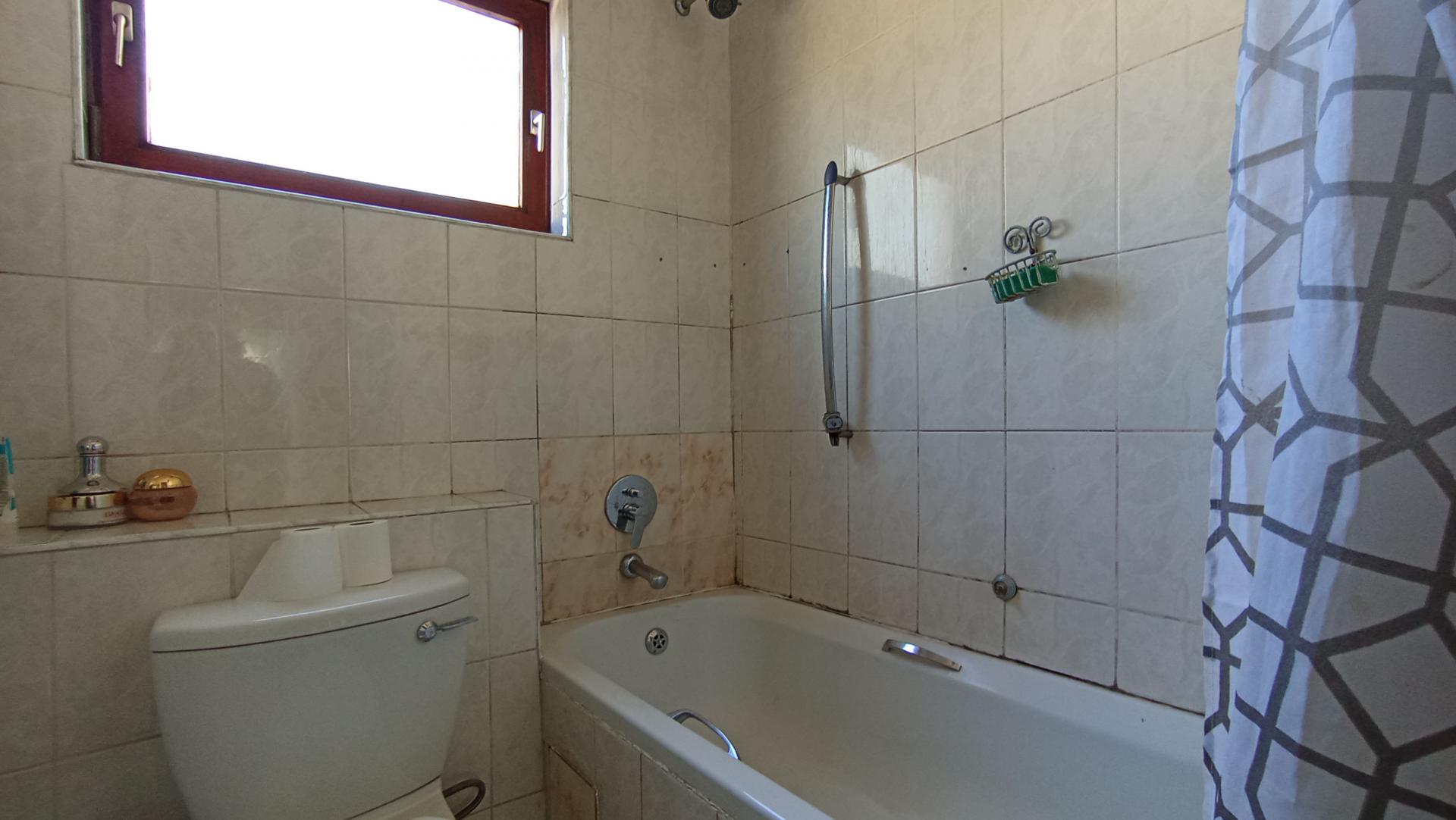 Main Bathroom - 5 square meters of property in Corlett Gardens