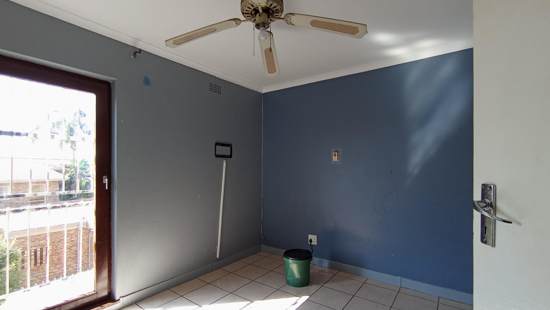 Bed Room 1 - 14 square meters of property in Corlett Gardens