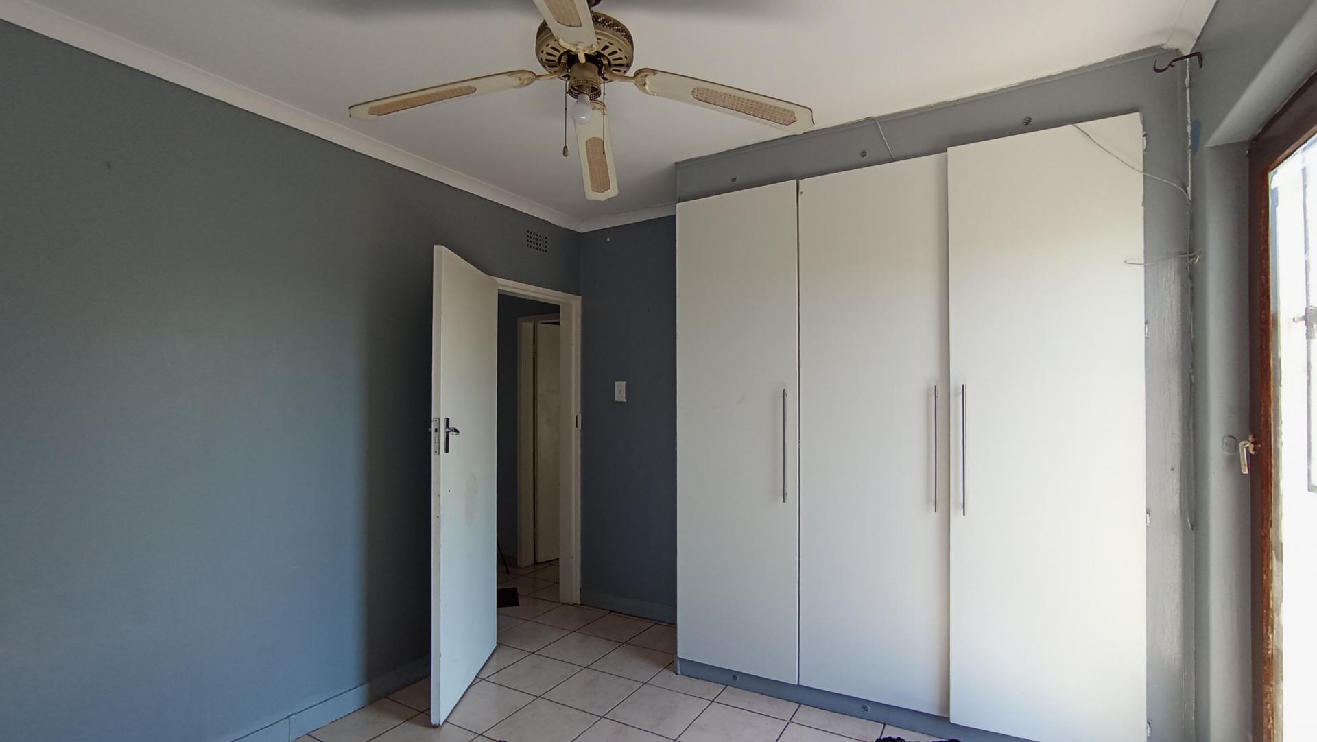 Bed Room 1 - 14 square meters of property in Corlett Gardens