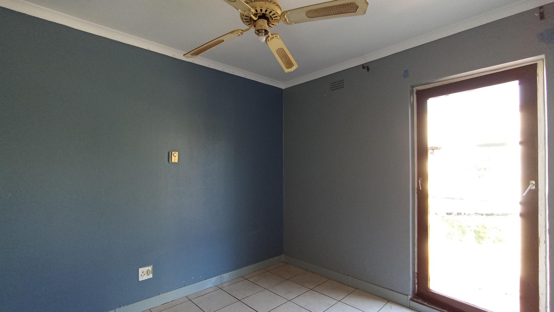 Bed Room 2 - 11 square meters of property in Corlett Gardens