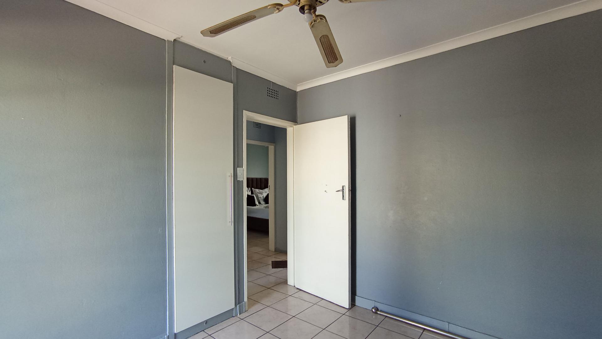 Bed Room 2 - 11 square meters of property in Corlett Gardens