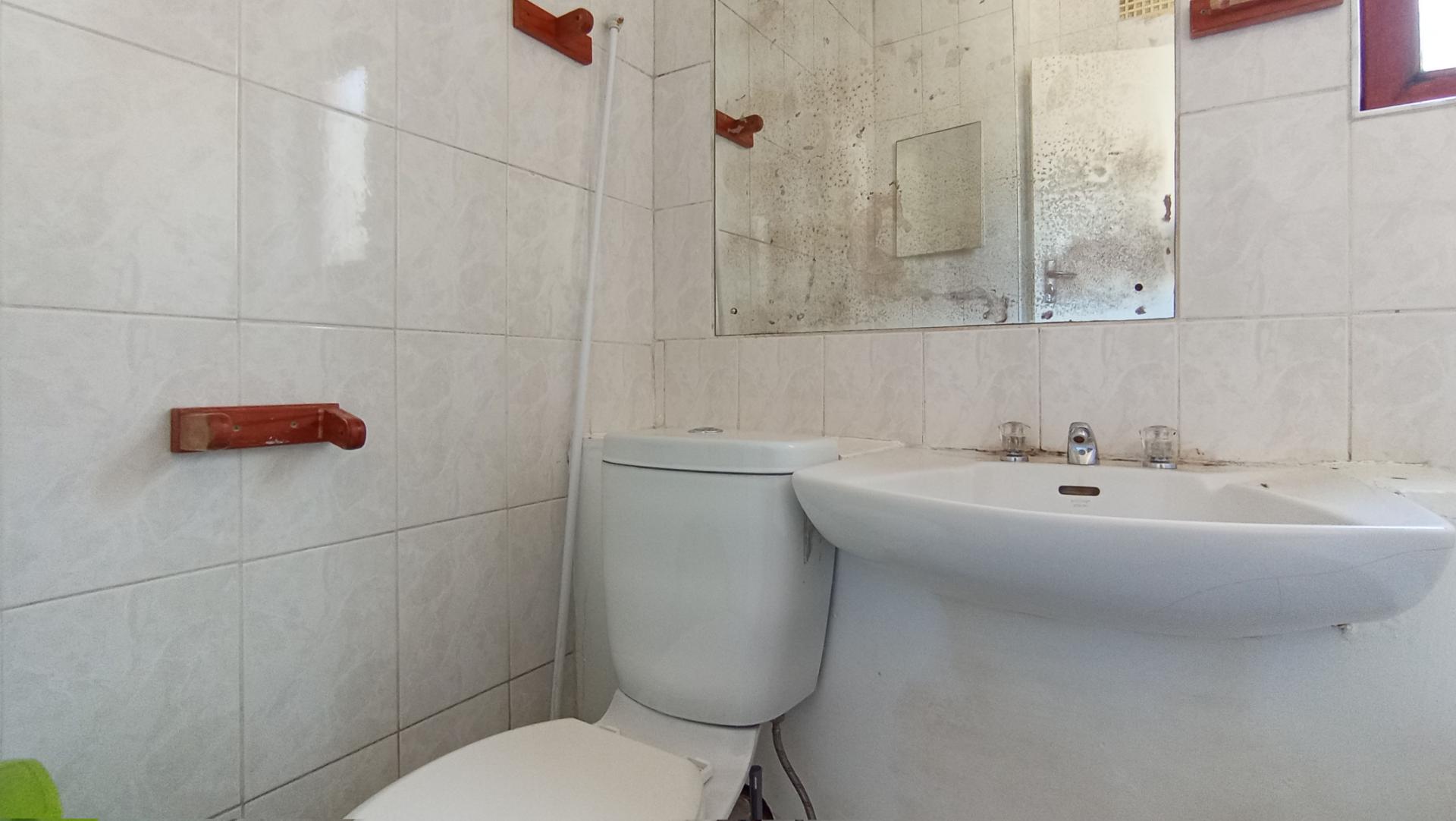 Bathroom 1 - 4 square meters of property in Corlett Gardens