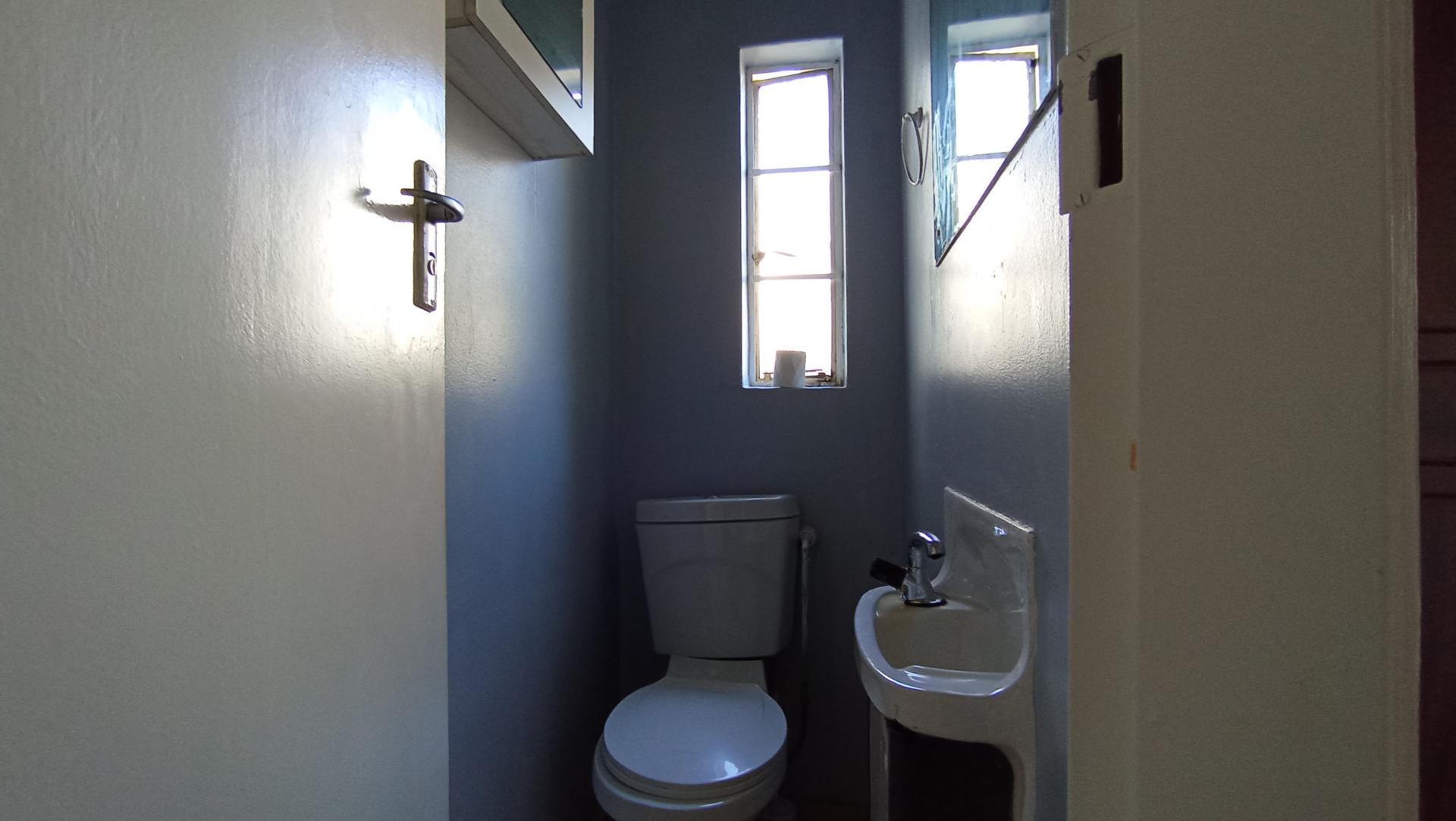Guest Toilet - 2 square meters of property in Corlett Gardens