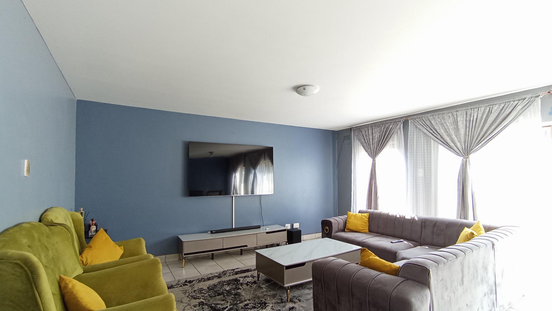 Lounges - 30 square meters of property in Corlett Gardens