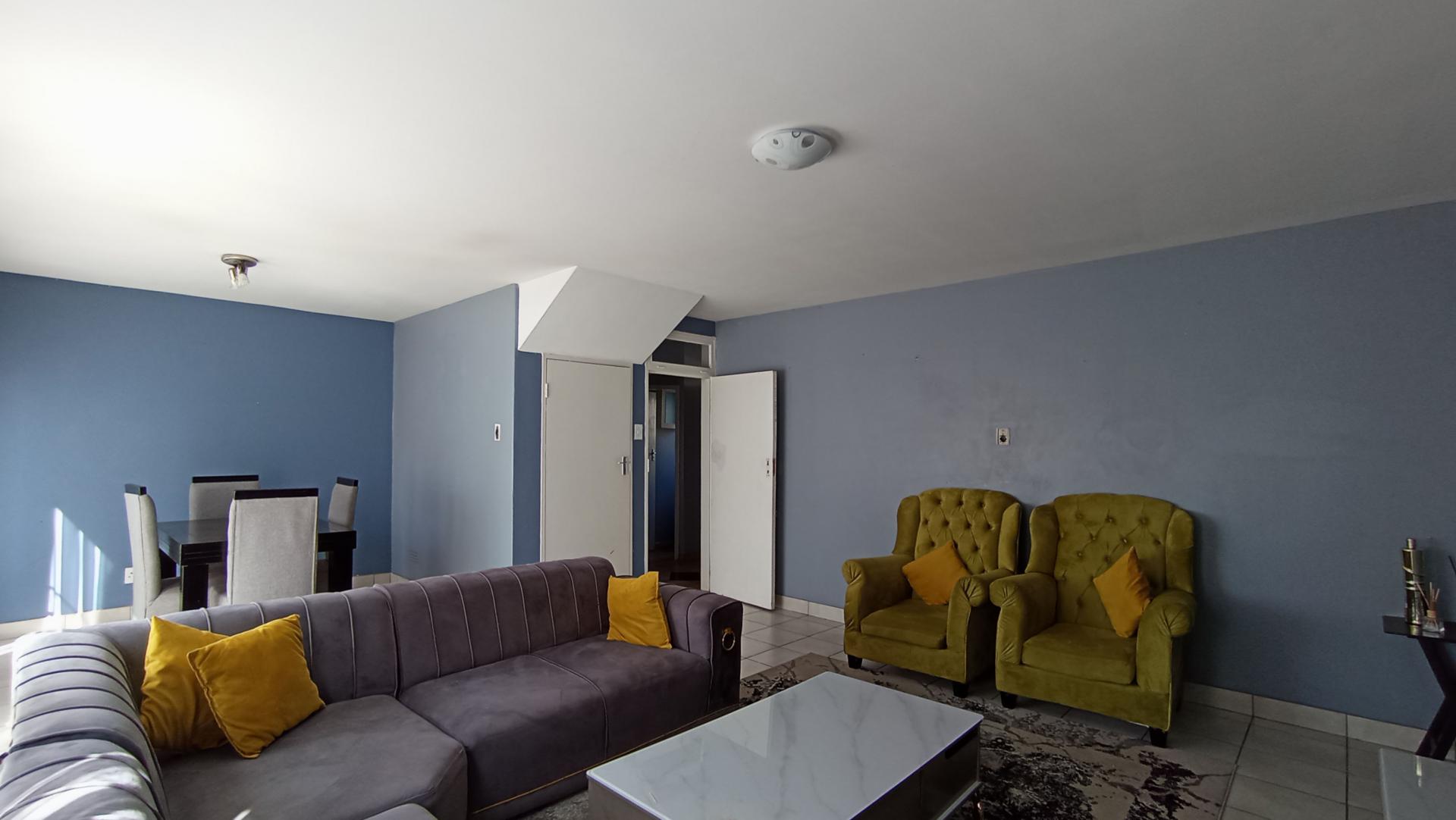 Lounges - 30 square meters of property in Corlett Gardens