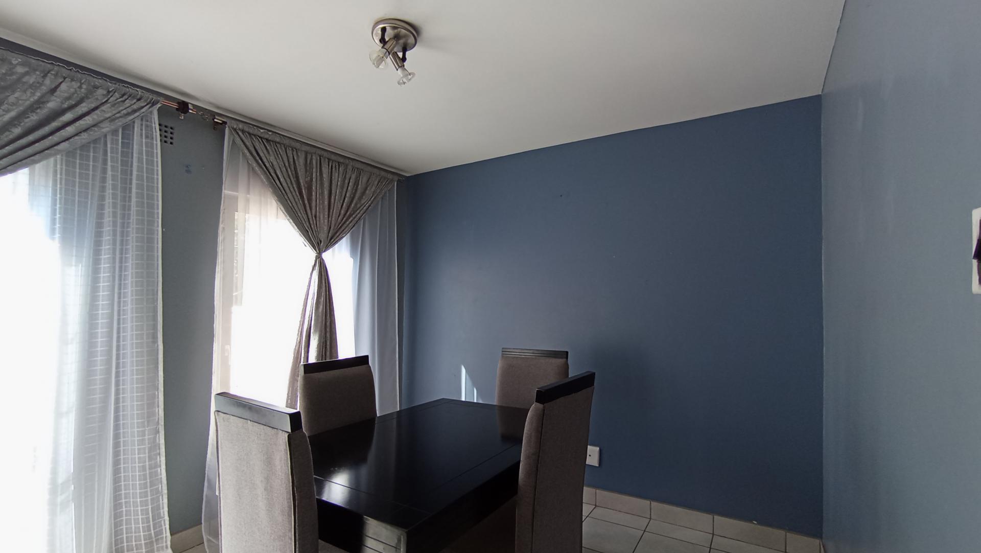 Dining Room - 9 square meters of property in Corlett Gardens