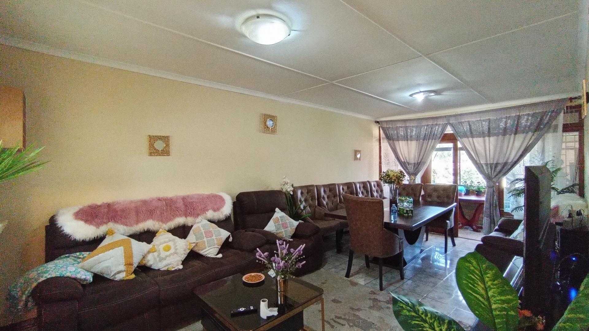 Lounges - 24 square meters of property in Pietermaritzburg (KZN)