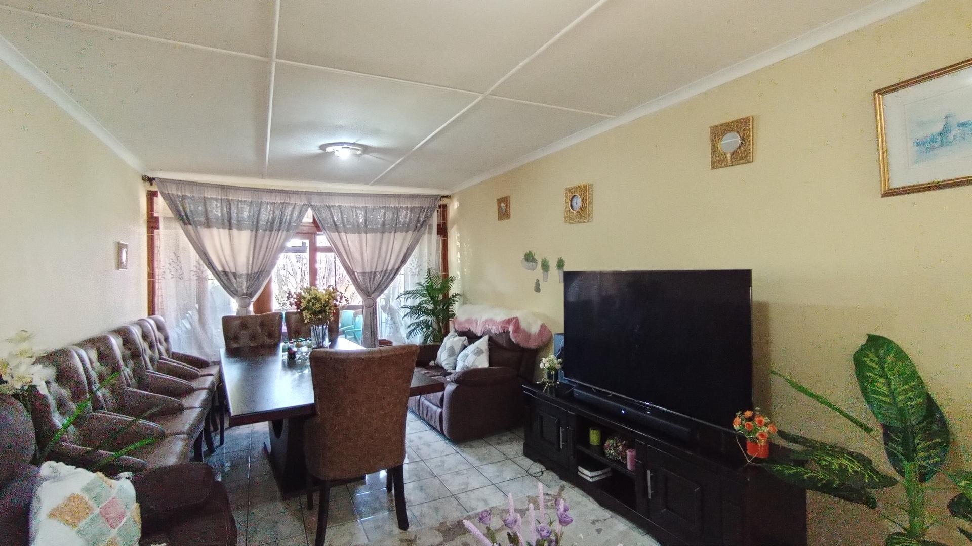 Lounges - 24 square meters of property in Pietermaritzburg (KZN)