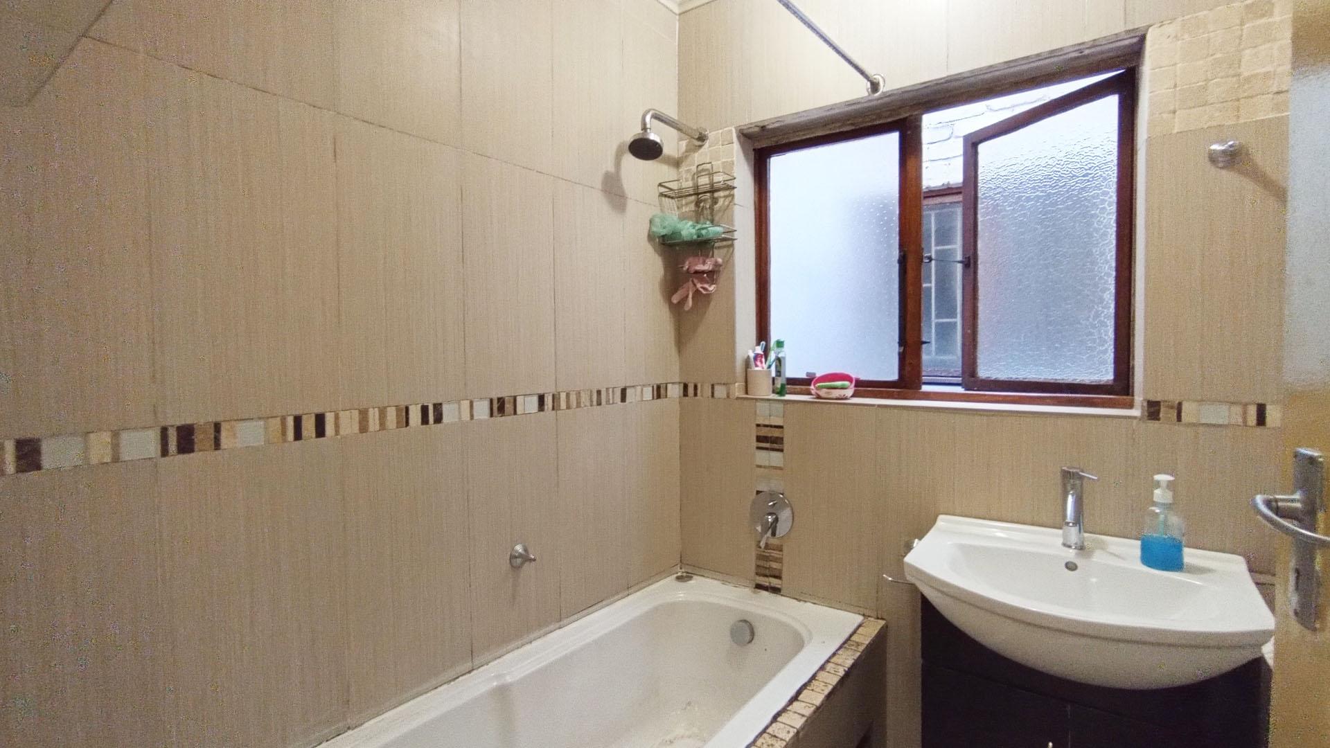 Bathroom 1 - 5 square meters of property in Pietermaritzburg (KZN)