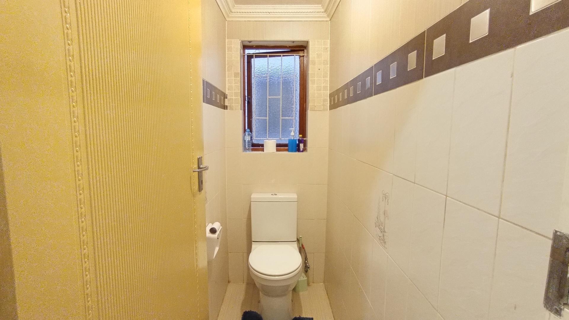 Bathroom 1 - 5 square meters of property in Pietermaritzburg (KZN)