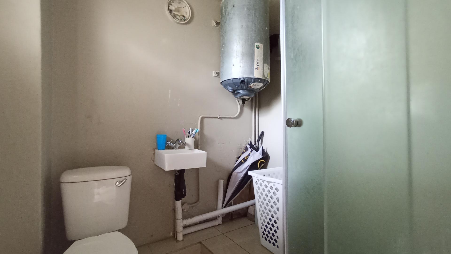 Bathroom 1 - 5 square meters of property in Cato Manor 