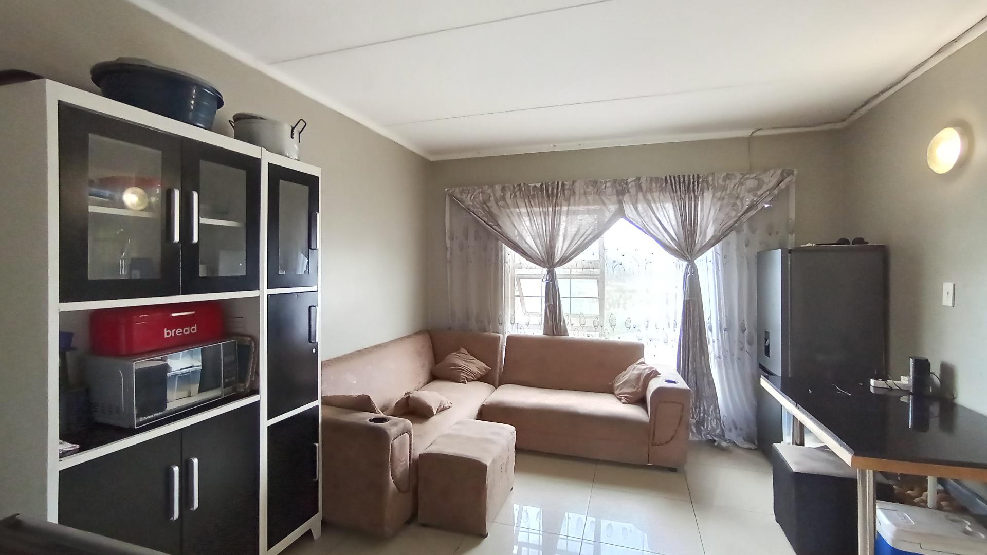 Lounges - 15 square meters of property in Cato Manor 