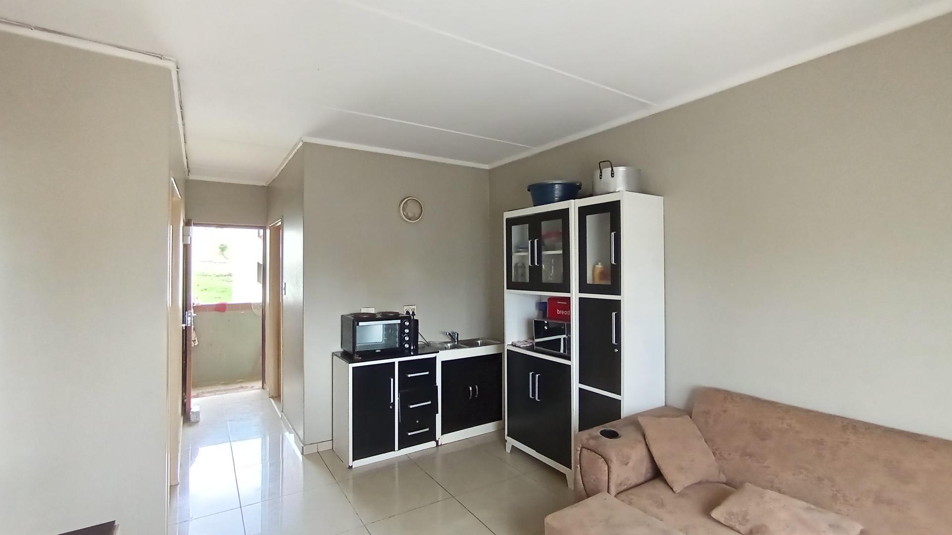 Lounges - 15 square meters of property in Cato Manor 