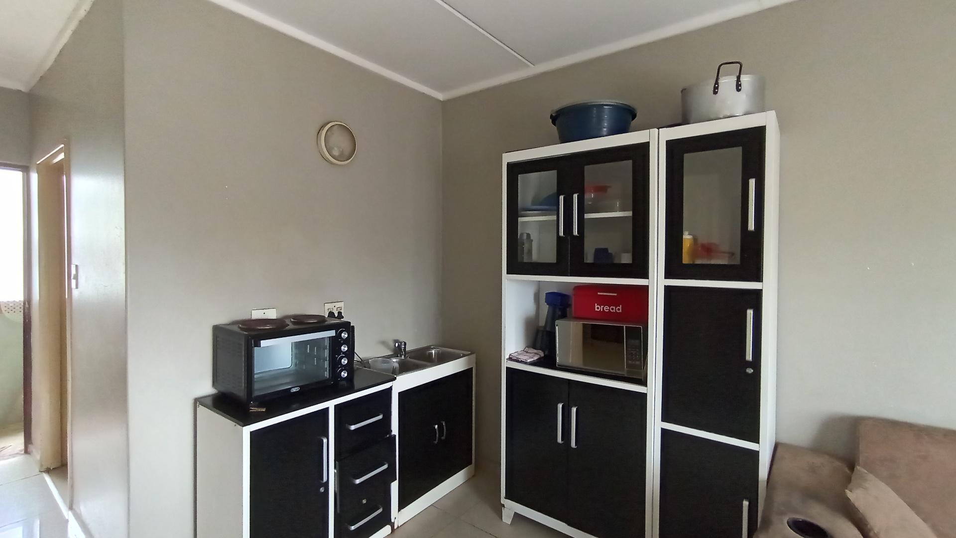 Kitchen - 4 square meters of property in Cato Manor 