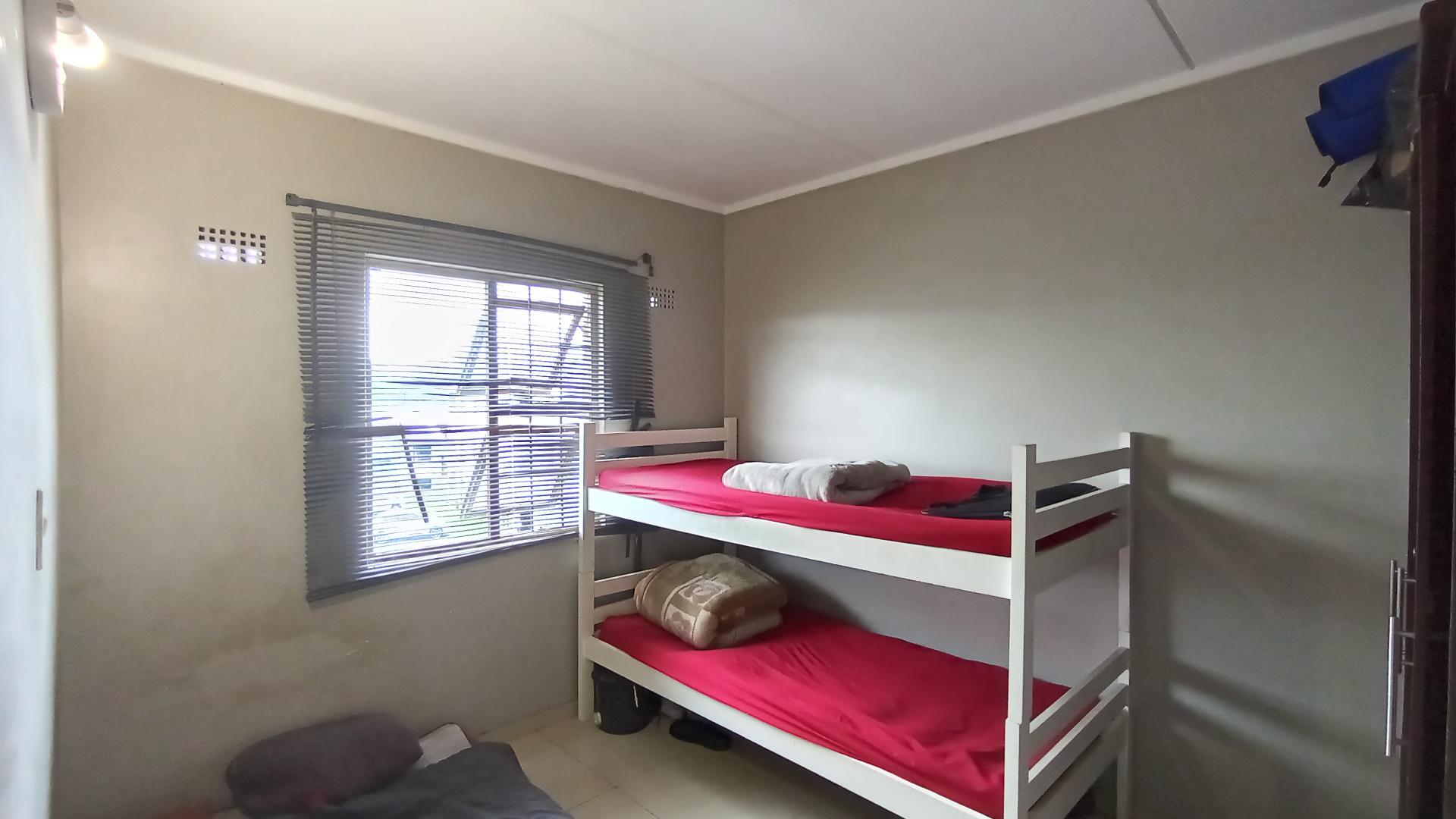 Bed Room 1 - 12 square meters of property in Cato Manor 