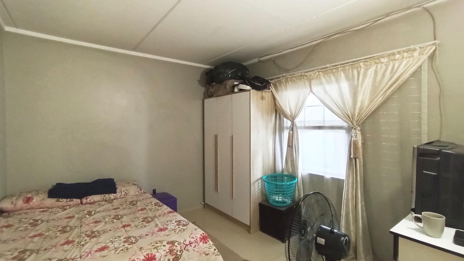 Bed Room 2 - 15 square meters of property in Cato Manor 