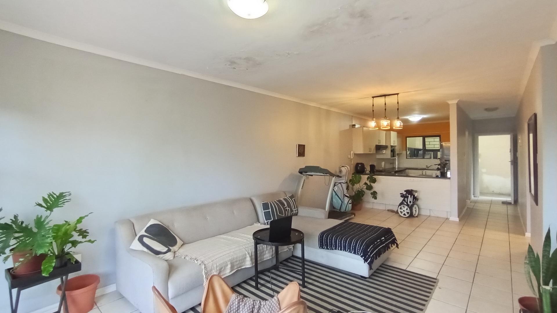 Lounges - 15 square meters of property in The Wolds