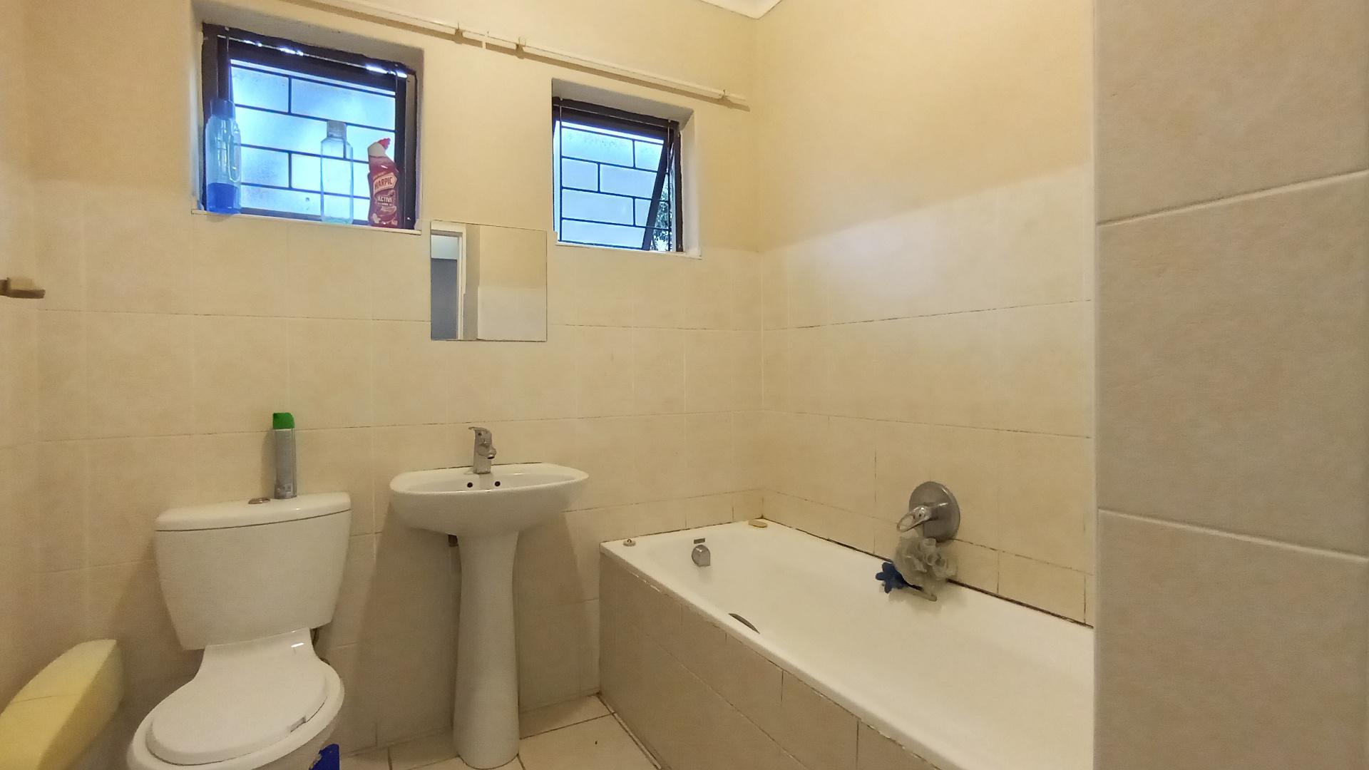 Bathroom 1 - 6 square meters of property in The Wolds