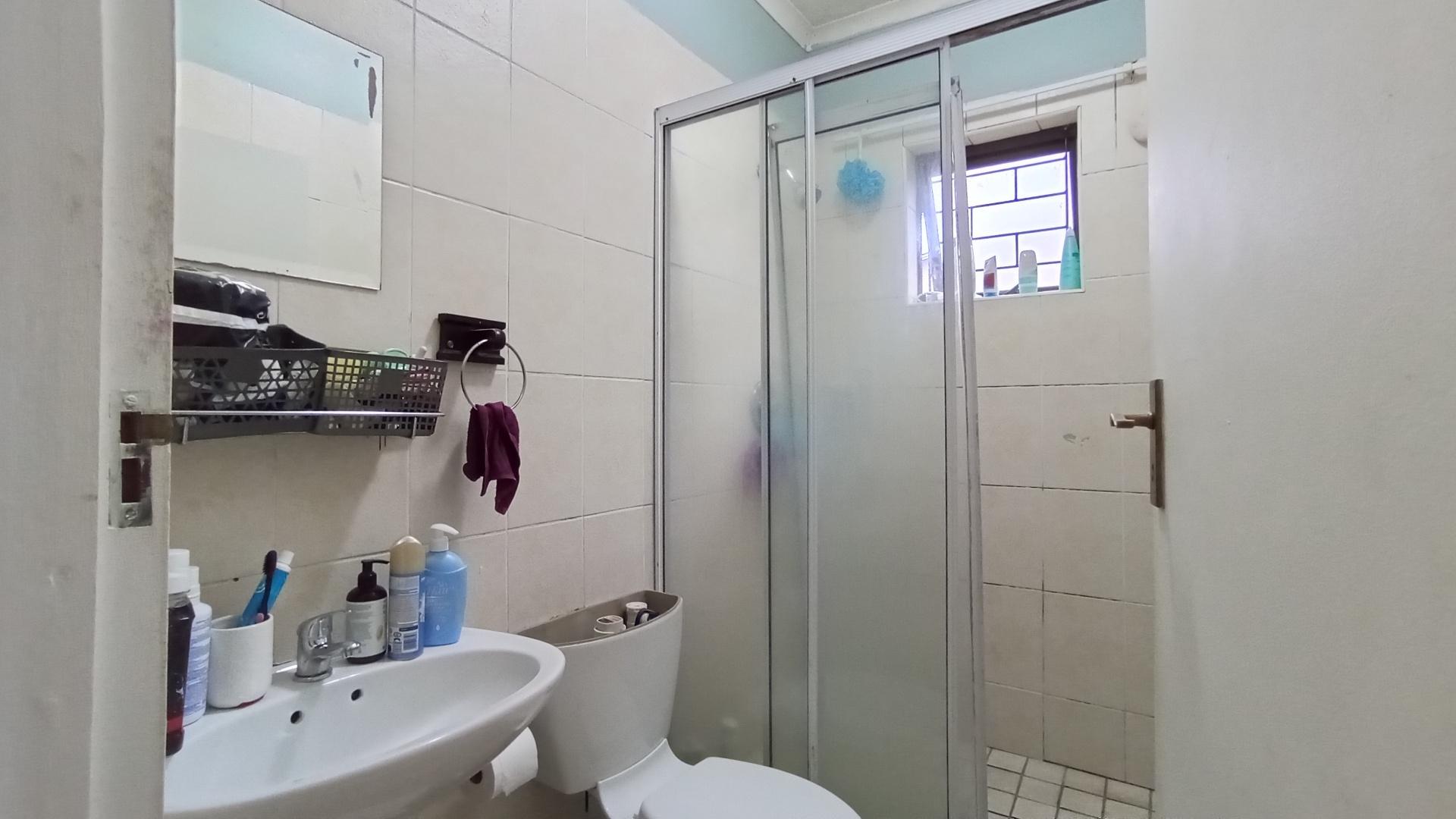 Main Bathroom - 3 square meters of property in The Wolds