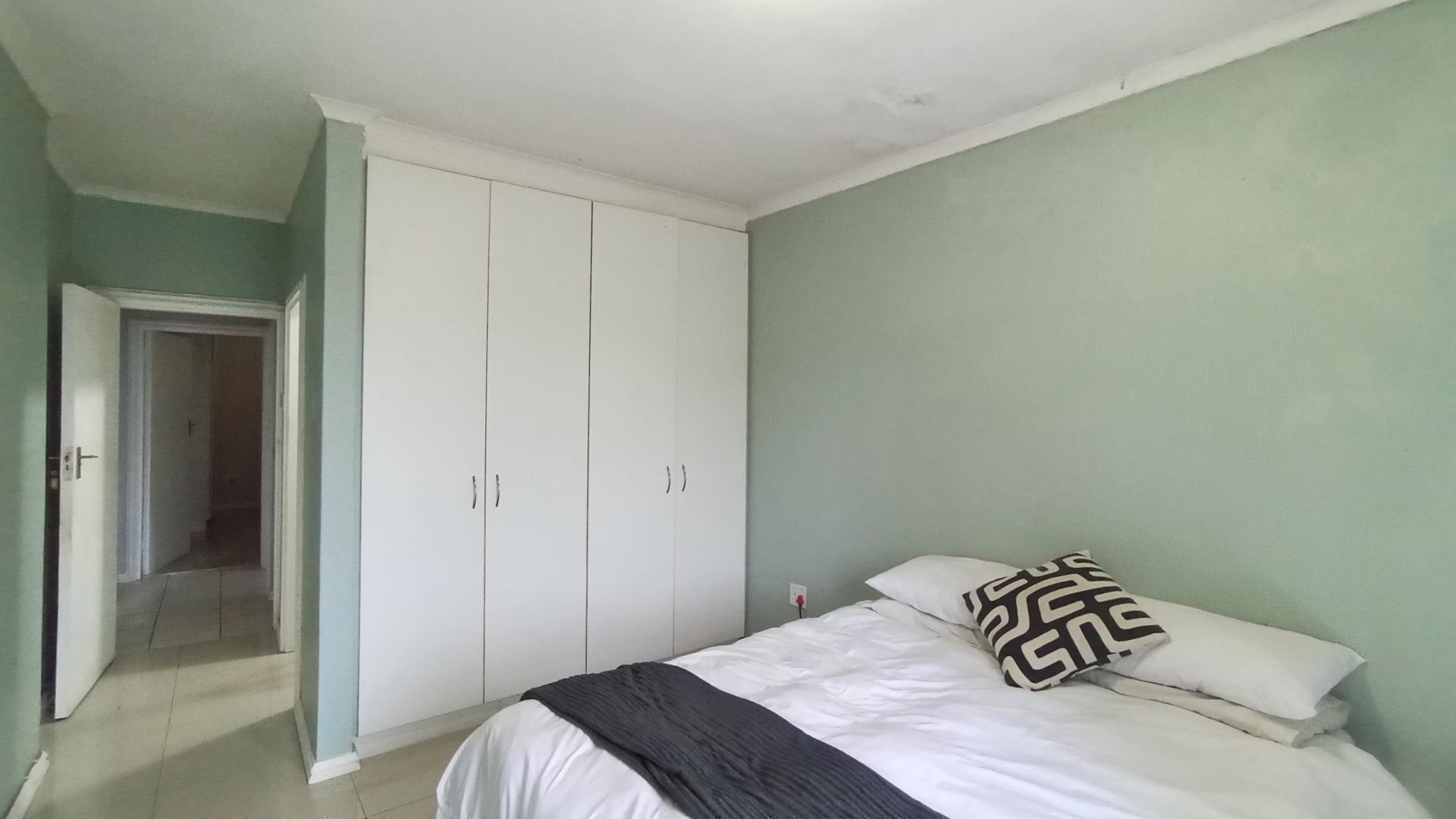 Main Bedroom - 17 square meters of property in The Wolds