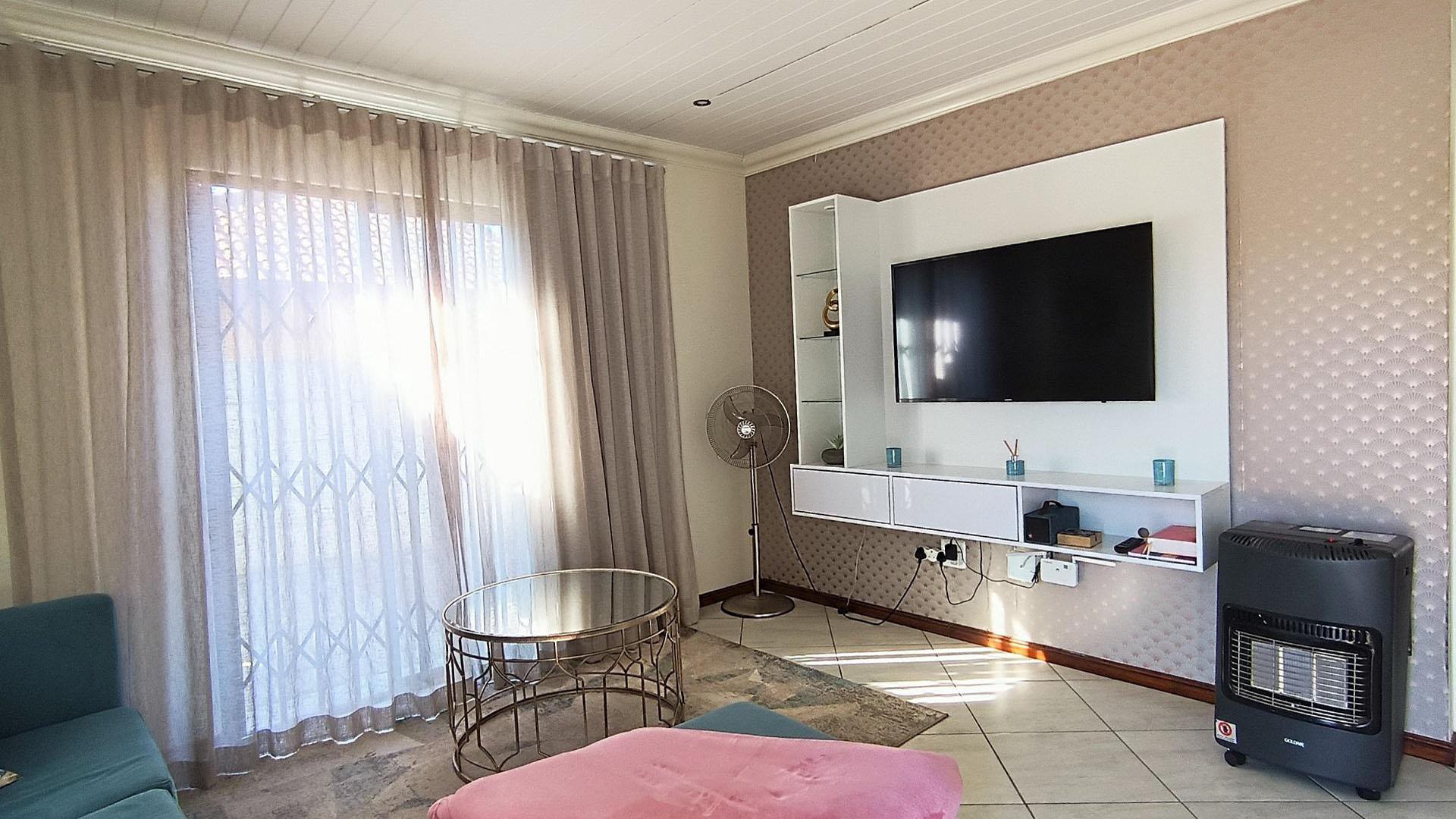 Lounges - 13 square meters of property in Hagley