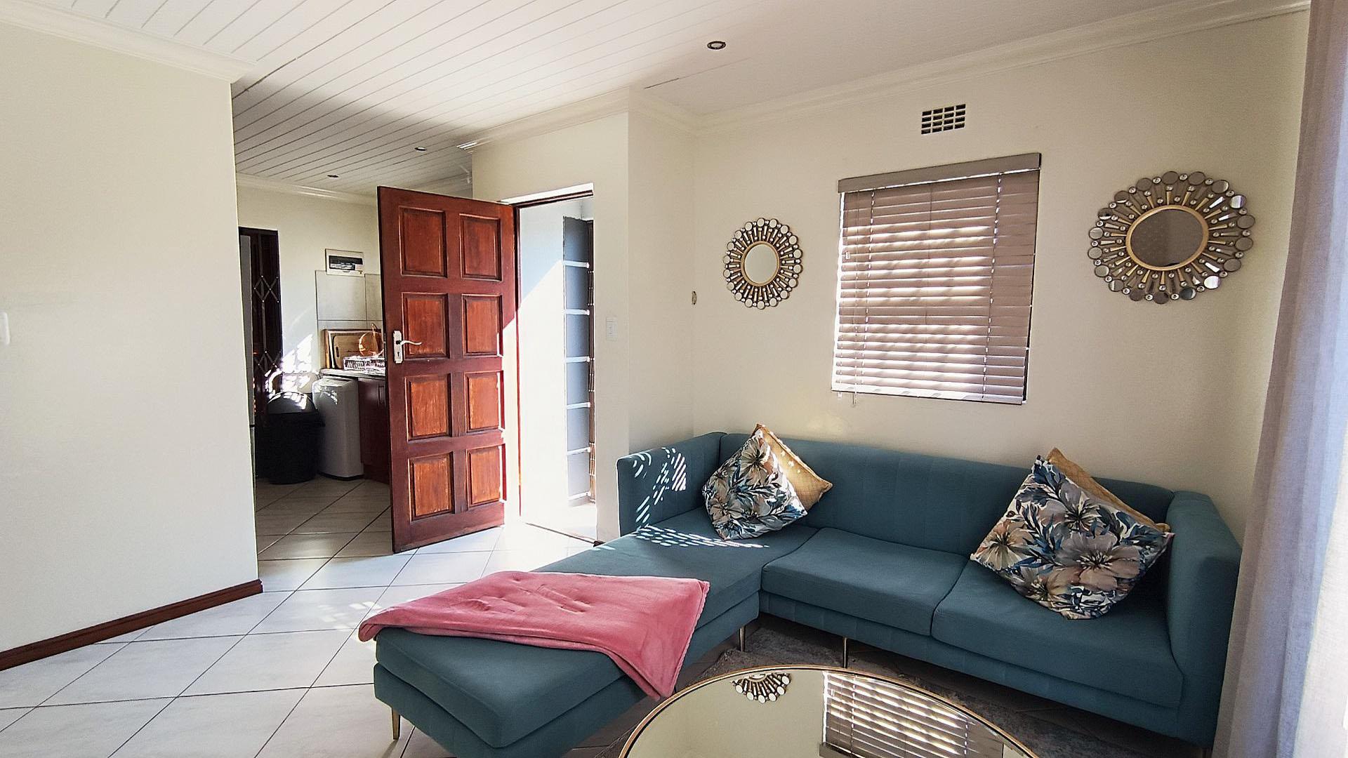 Lounges - 13 square meters of property in Hagley