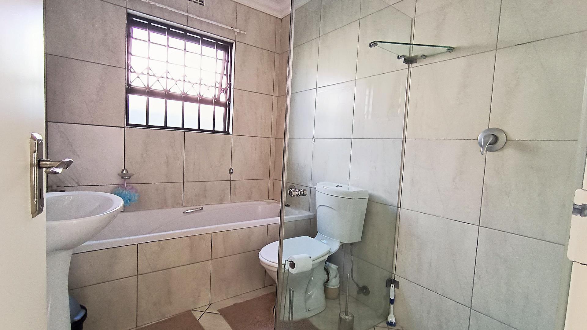 Bathroom 1 - 5 square meters of property in Hagley