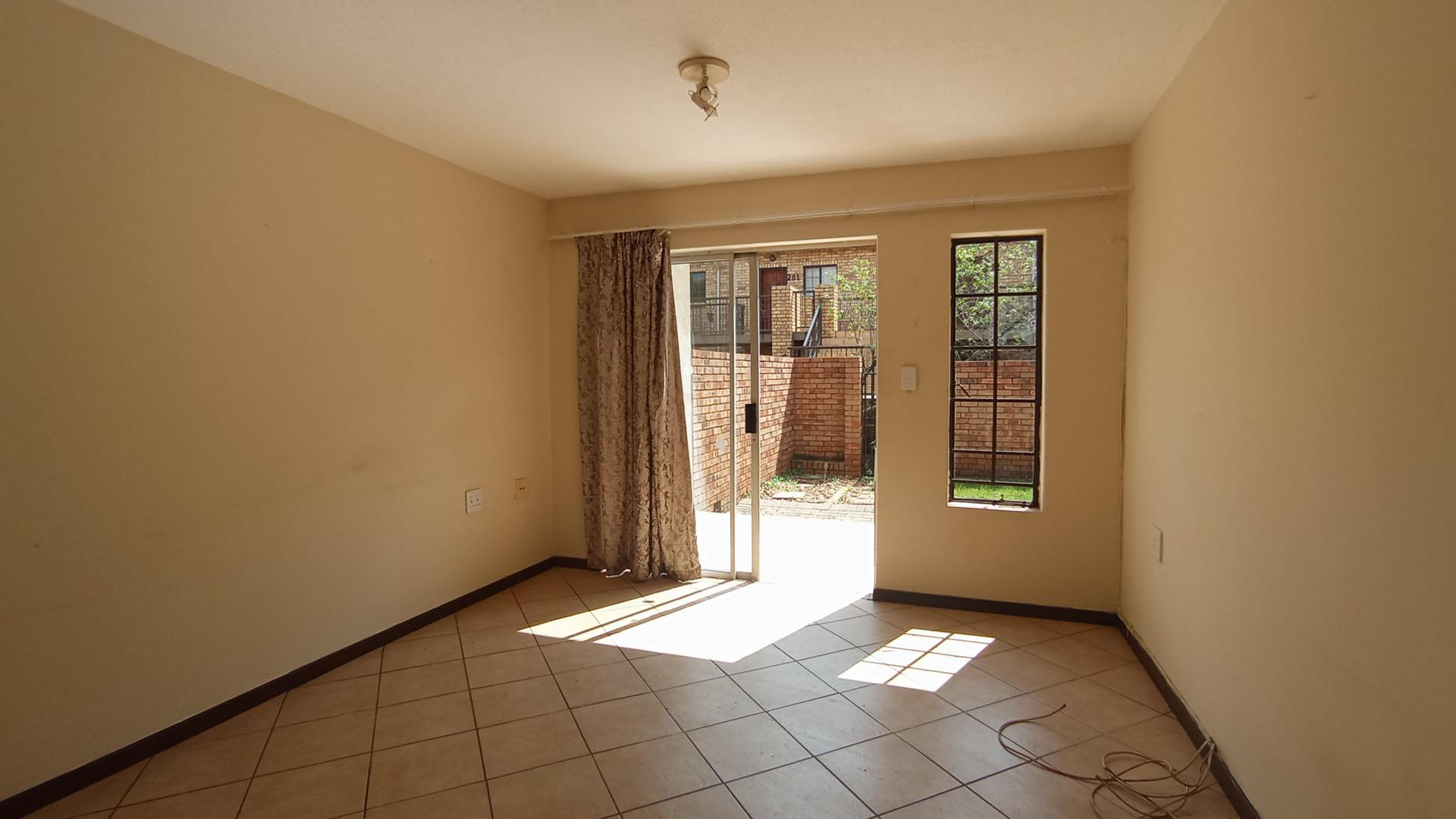 Lounges - 14 square meters of property in Highveld