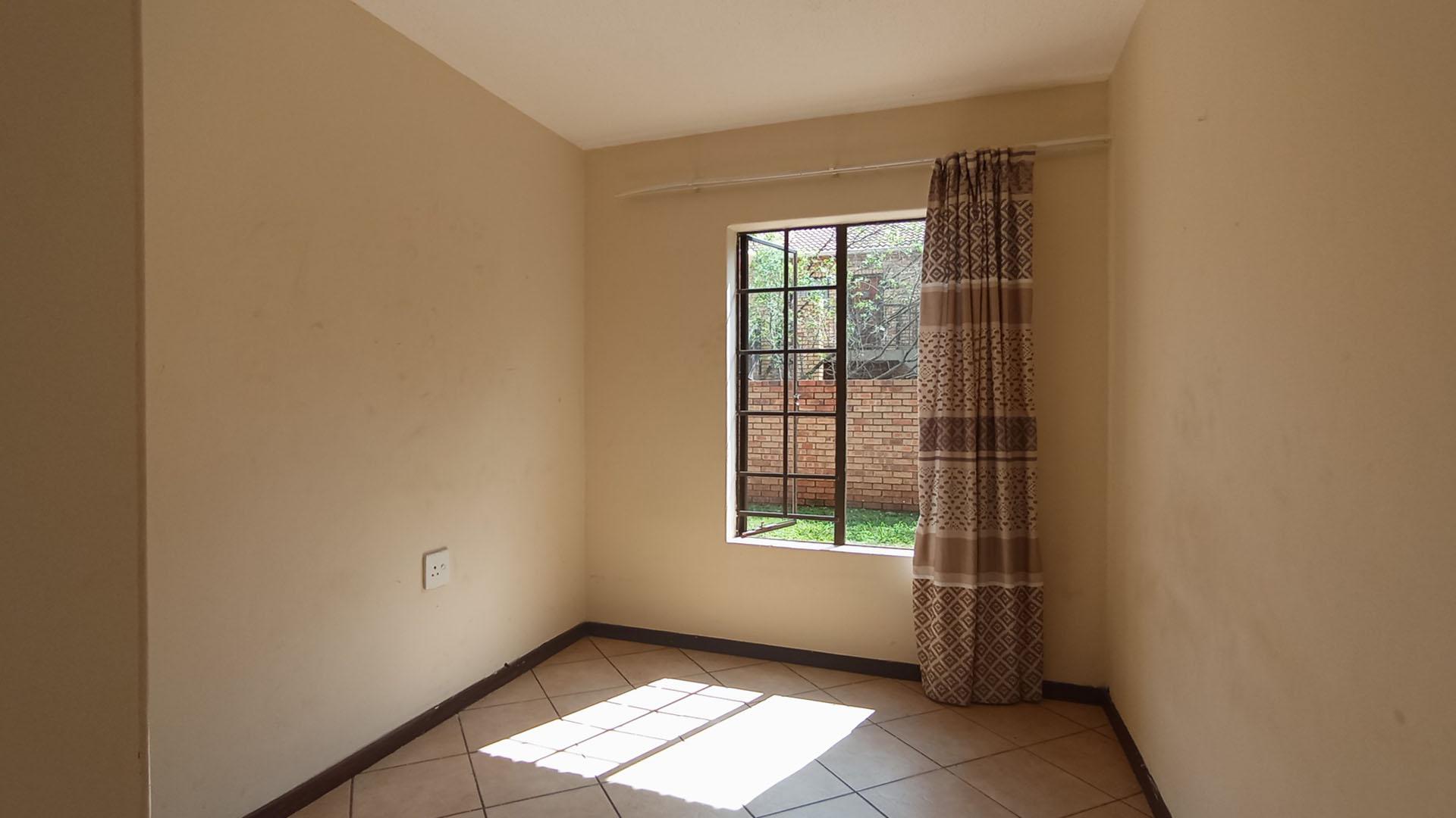 Bed Room 1 - 7 square meters of property in Highveld
