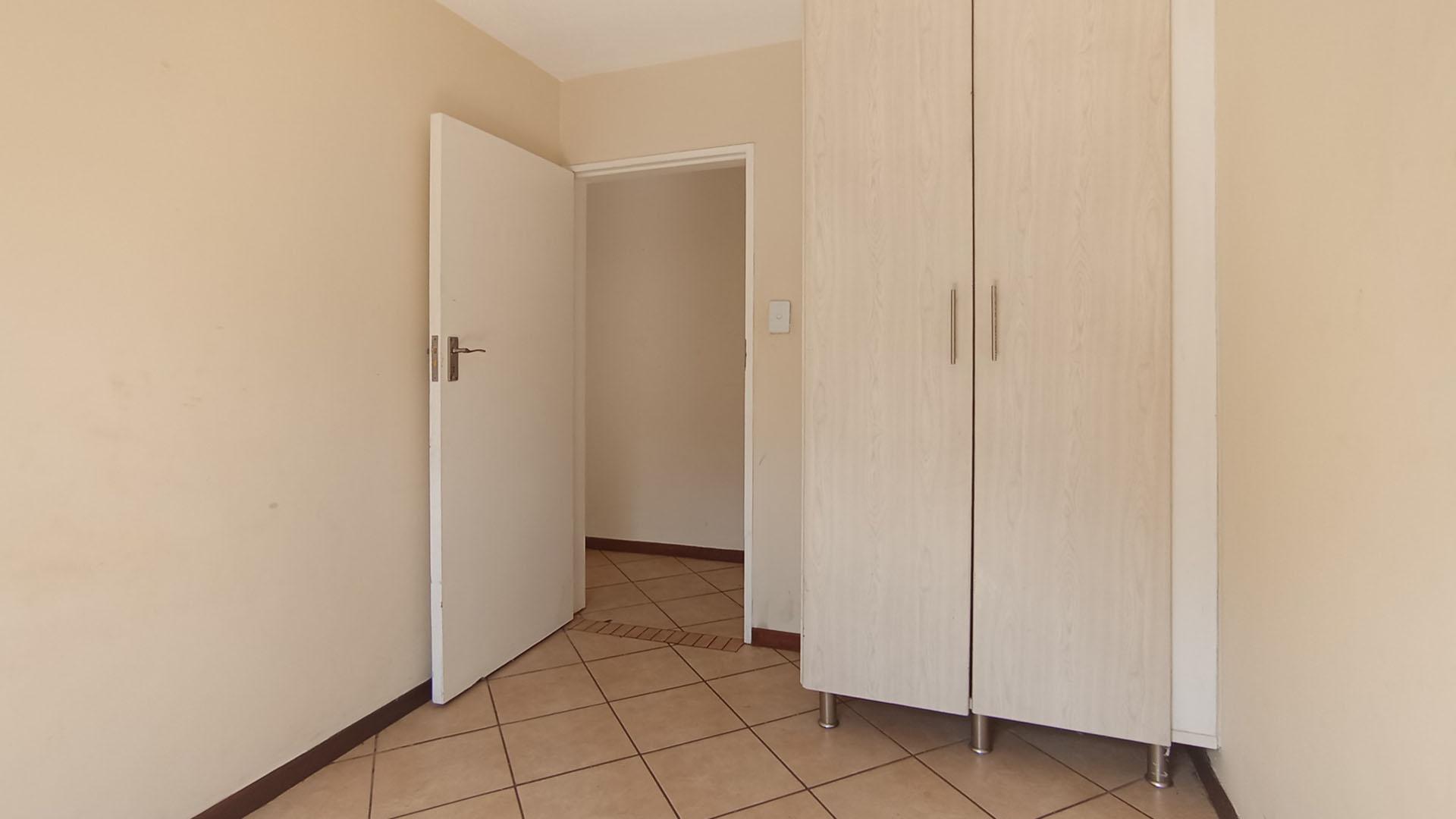 Bed Room 1 - 7 square meters of property in Highveld