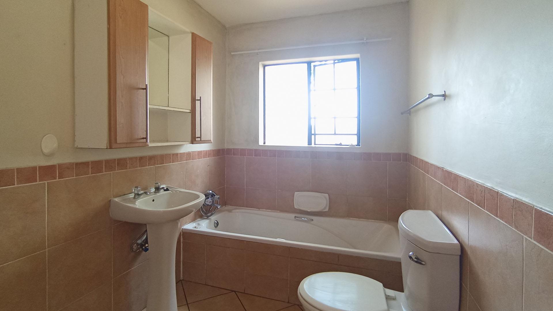 Bathroom 1 - 6 square meters of property in Highveld