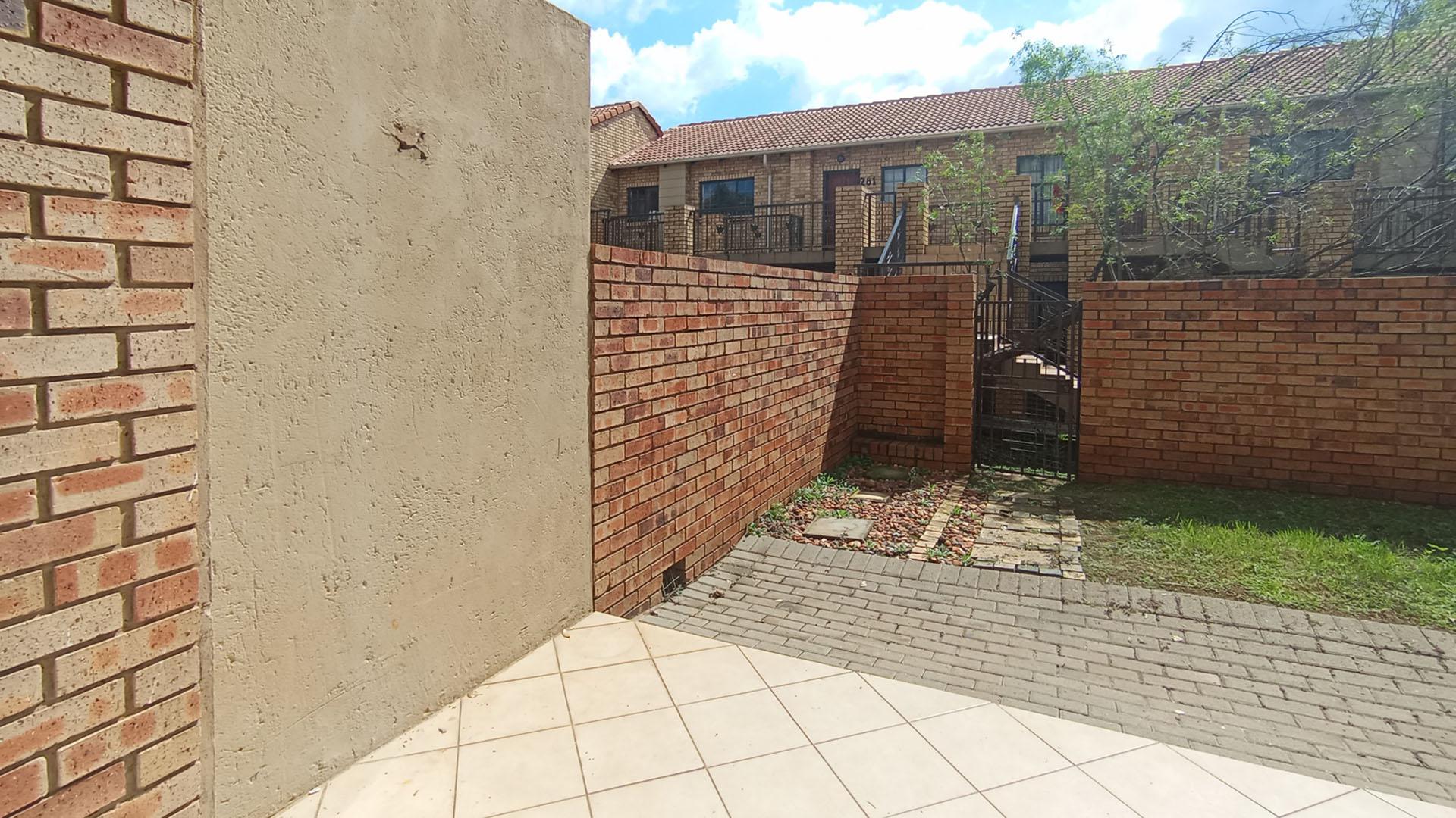 Patio - 9 square meters of property in Highveld