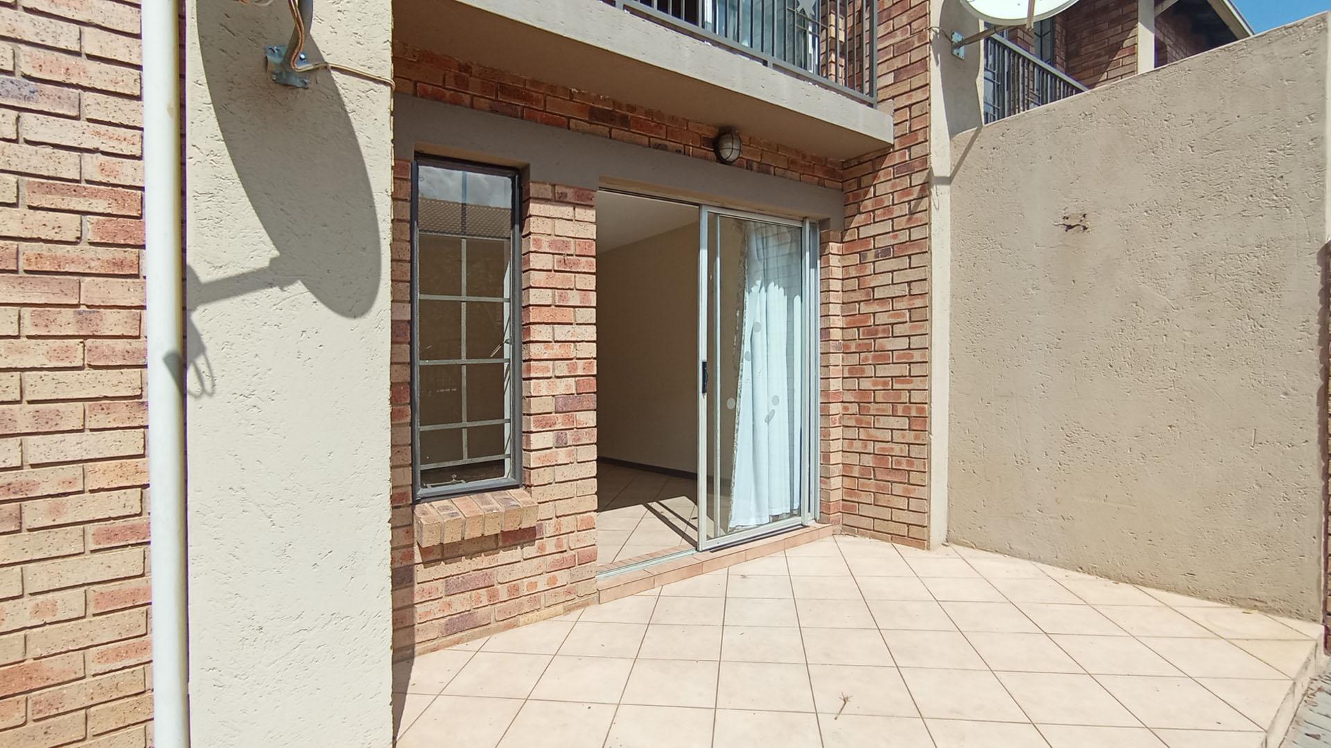 Patio - 9 square meters of property in Highveld