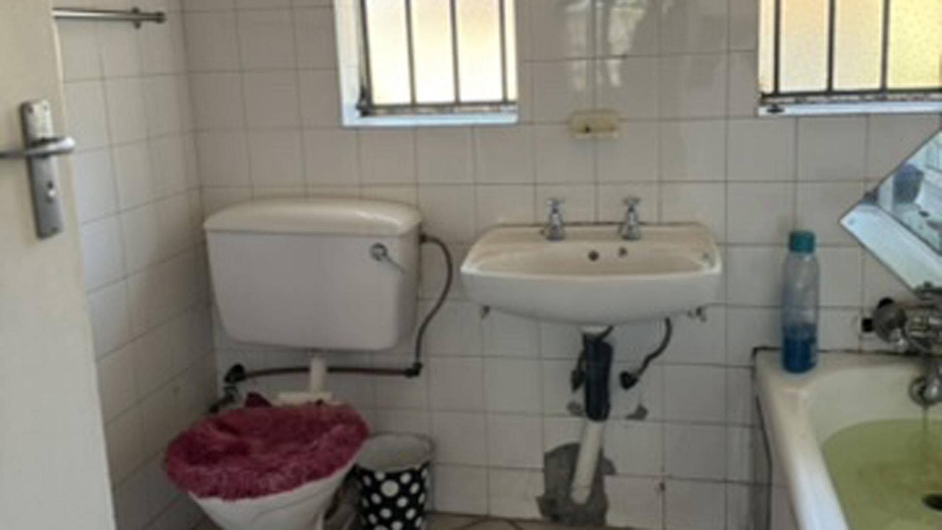 Bathroom 1 of property in Duvha Park