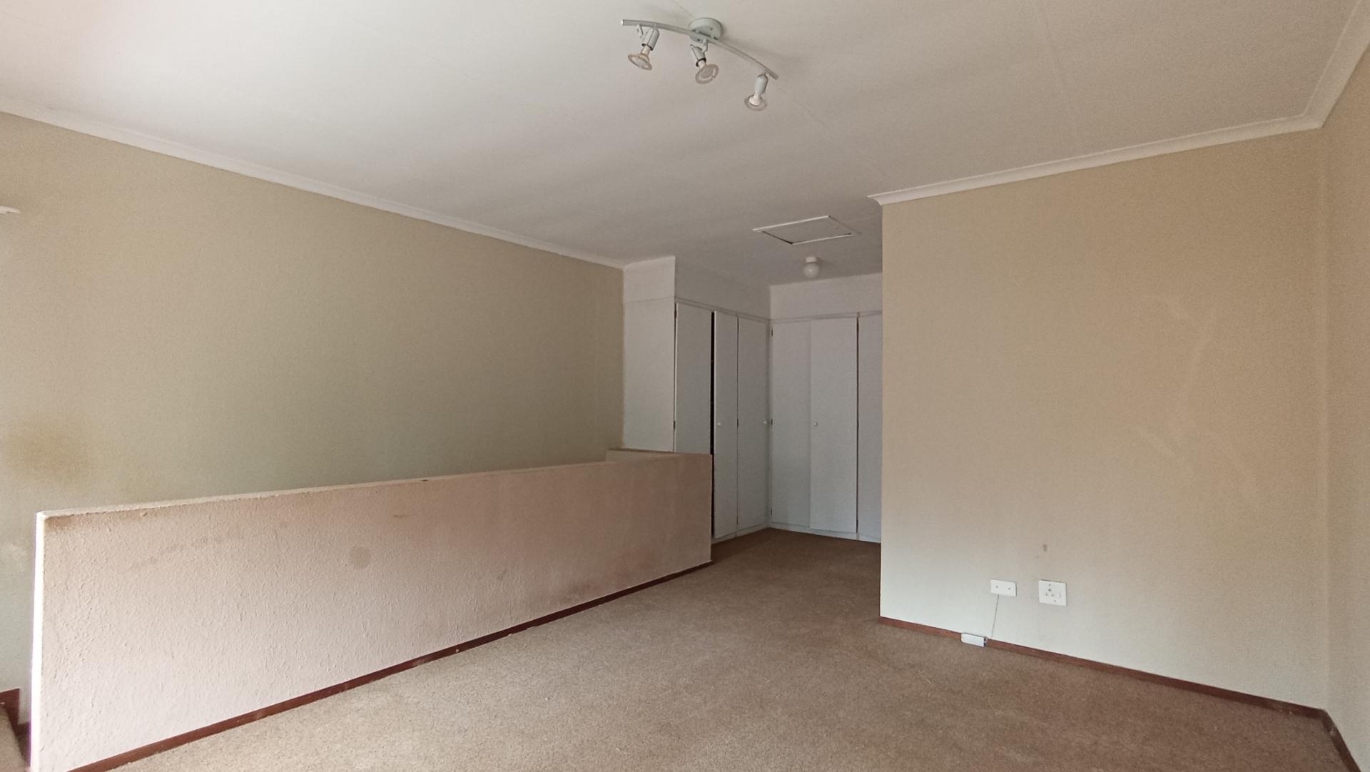 Main Bedroom - 34 square meters of property in Weltevreden Park