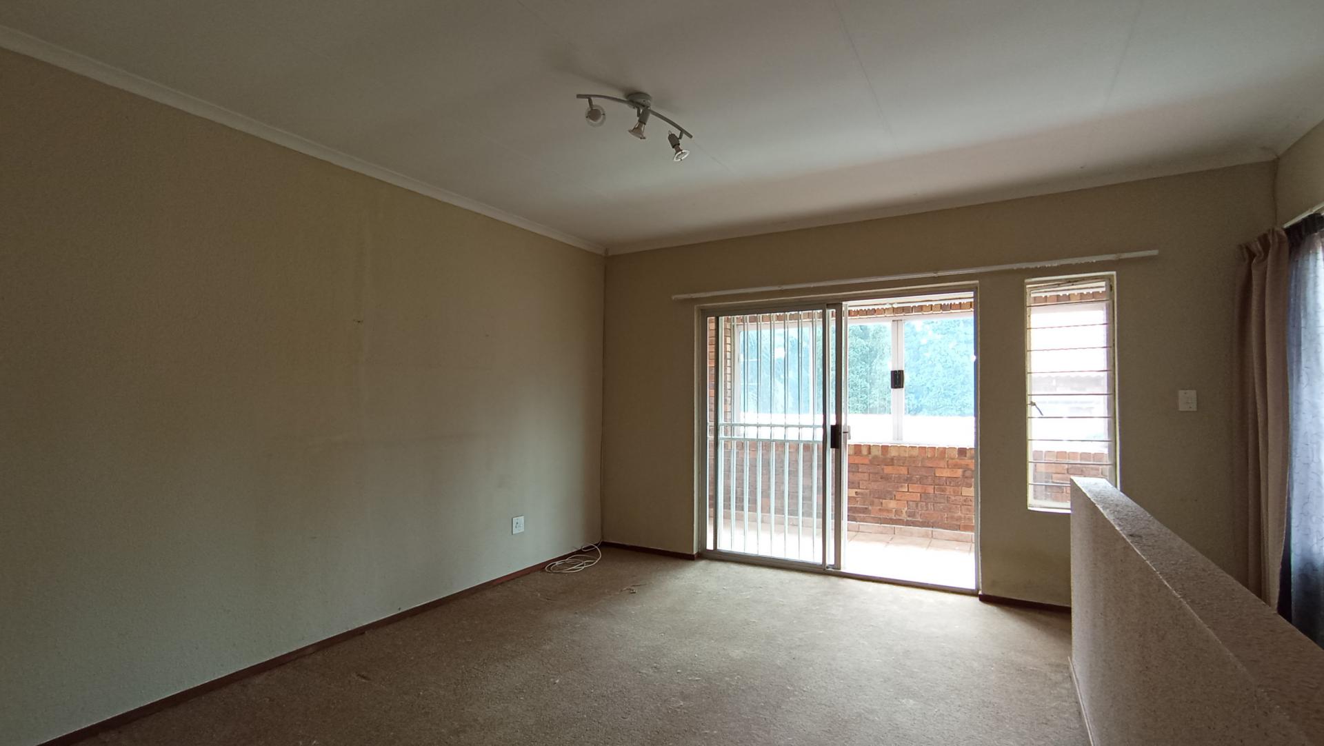 Main Bedroom - 34 square meters of property in Weltevreden Park