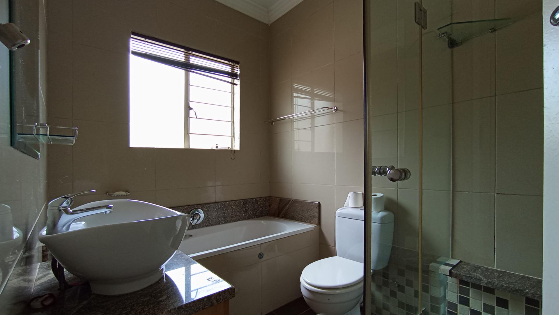 Main Bathroom - 6 square meters of property in Weltevreden Park