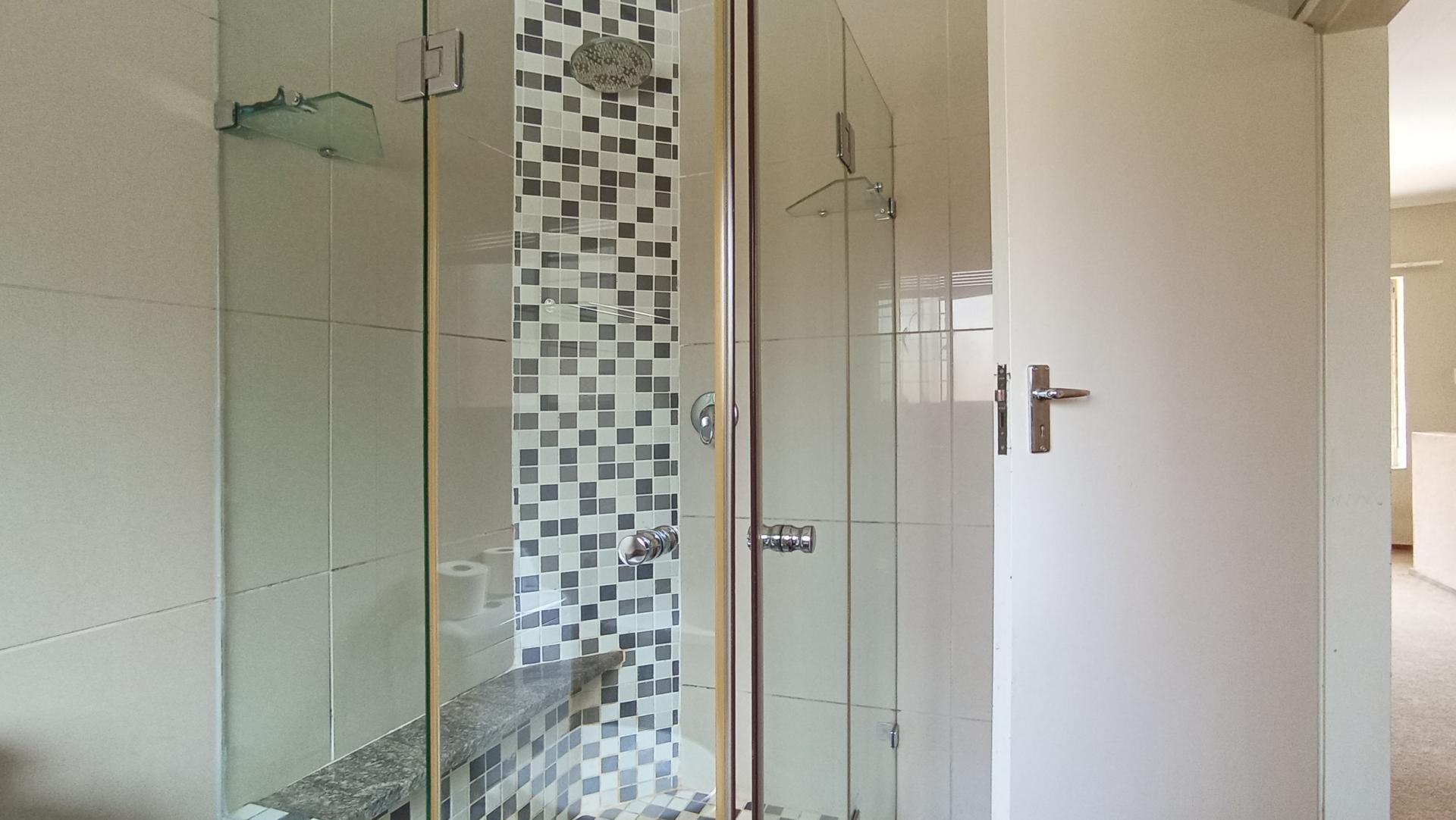 Main Bathroom - 6 square meters of property in Weltevreden Park