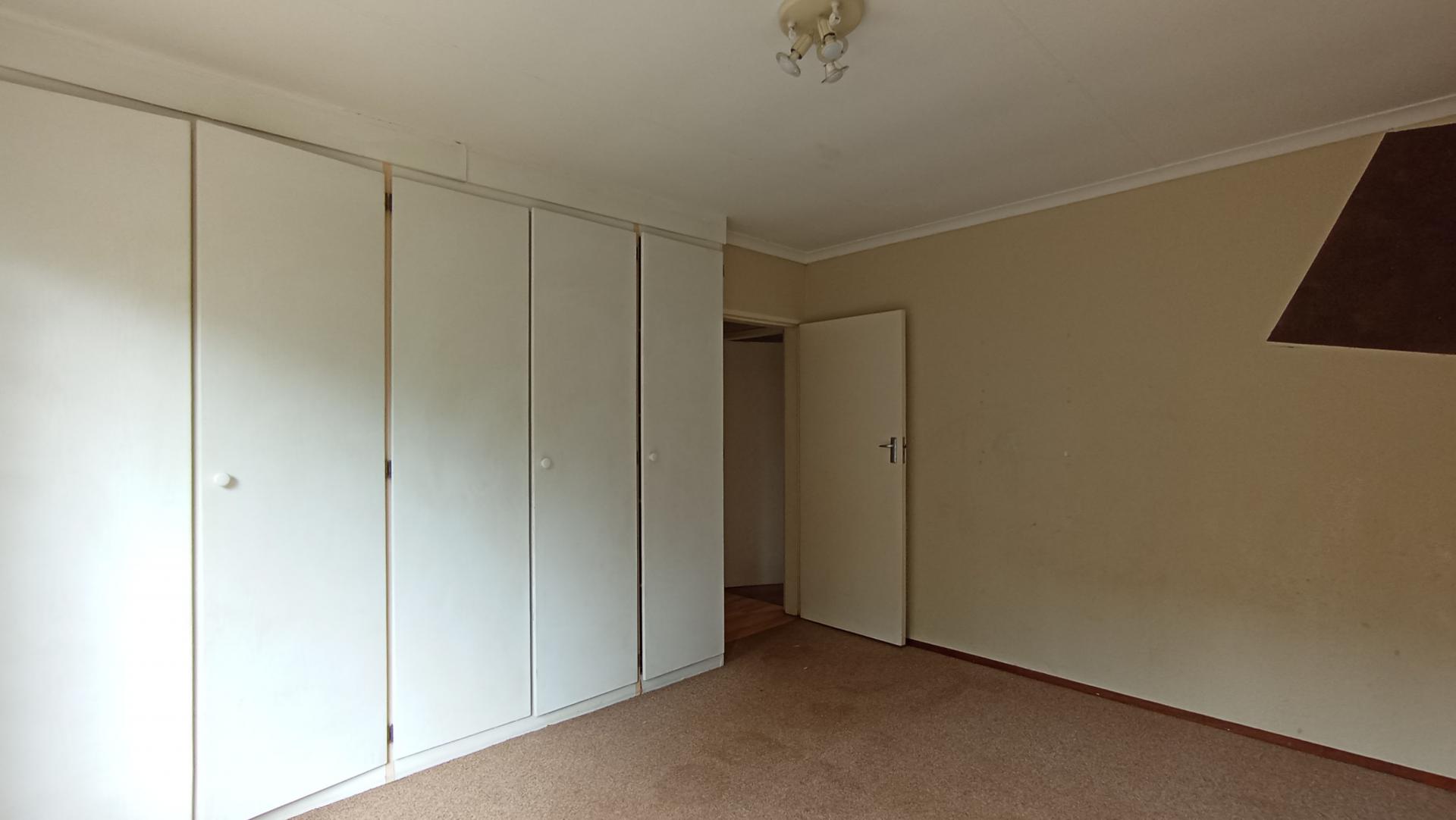 Bed Room 1 - 19 square meters of property in Weltevreden Park