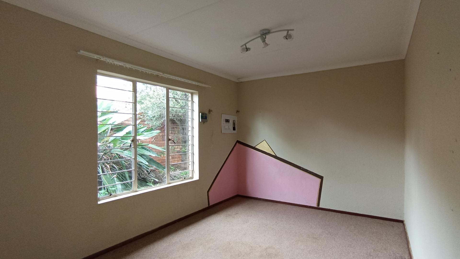 Bed Room 2 - 15 square meters of property in Weltevreden Park