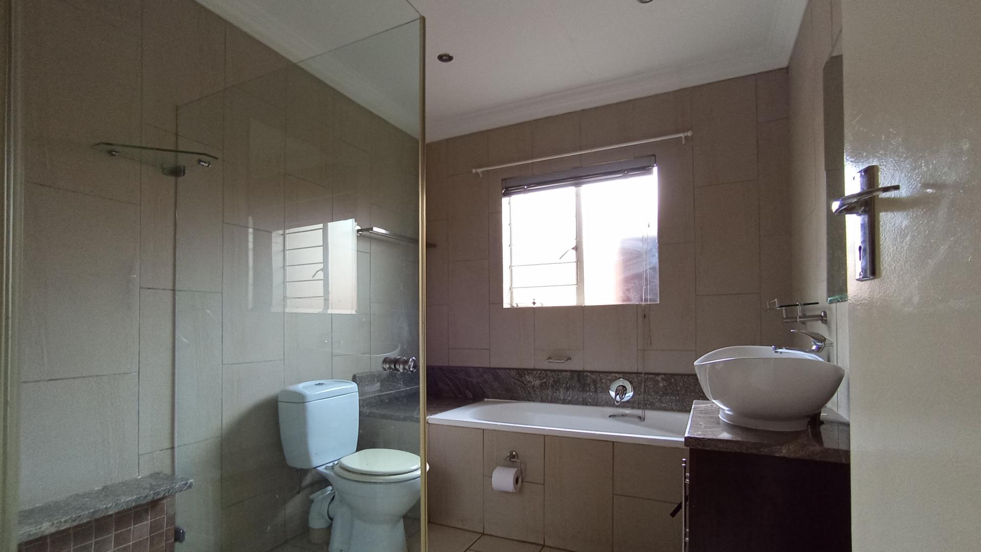 Bathroom 1 - 7 square meters of property in Weltevreden Park