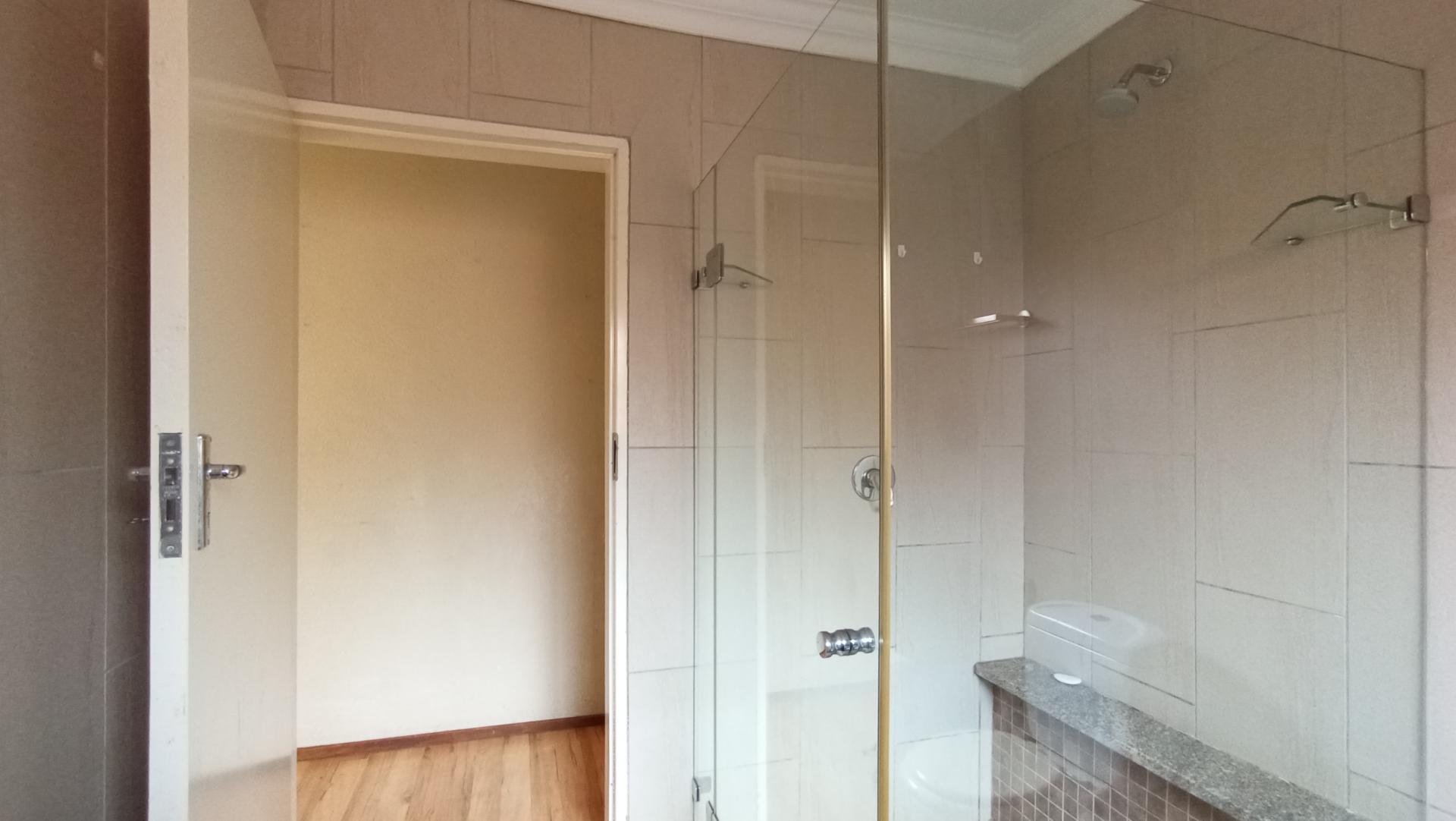 Bathroom 1 - 7 square meters of property in Weltevreden Park