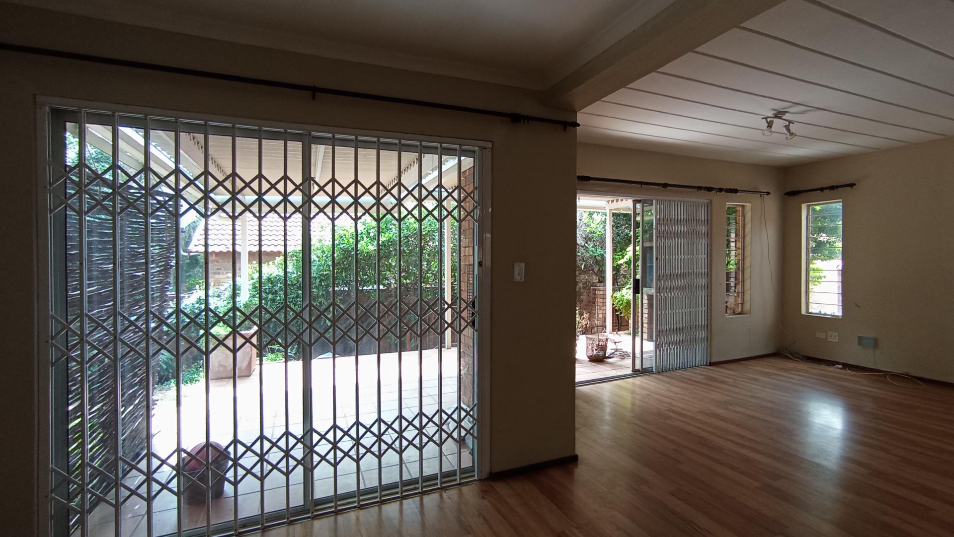 Dining Room - 11 square meters of property in Weltevreden Park