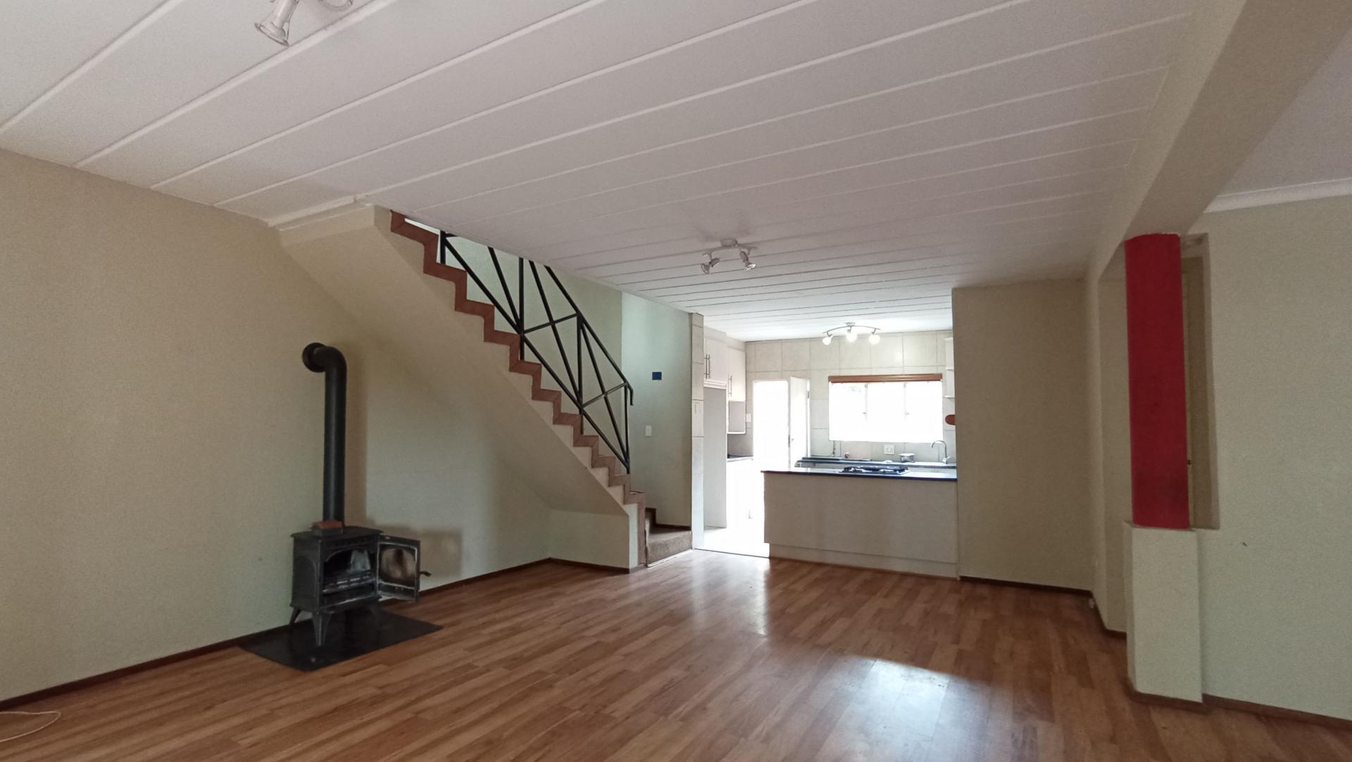 Lounges - 37 square meters of property in Weltevreden Park