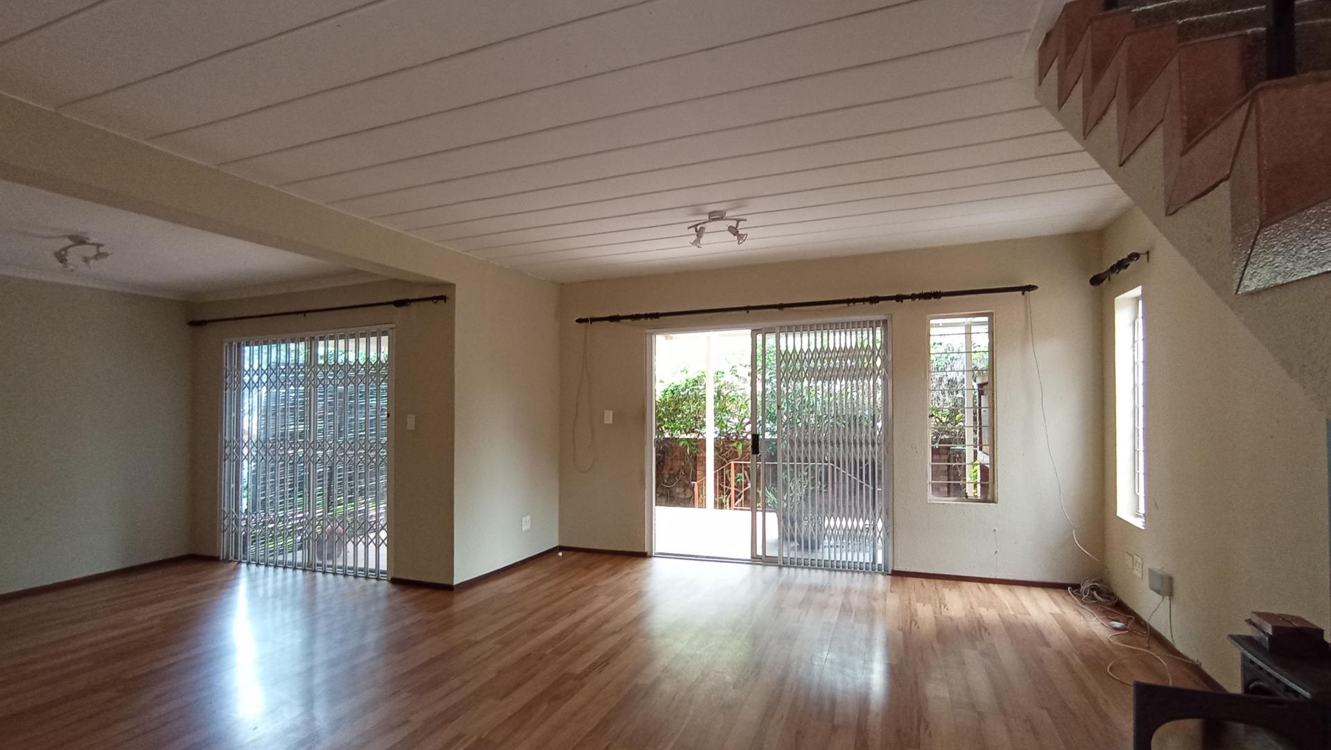 Lounges - 37 square meters of property in Weltevreden Park