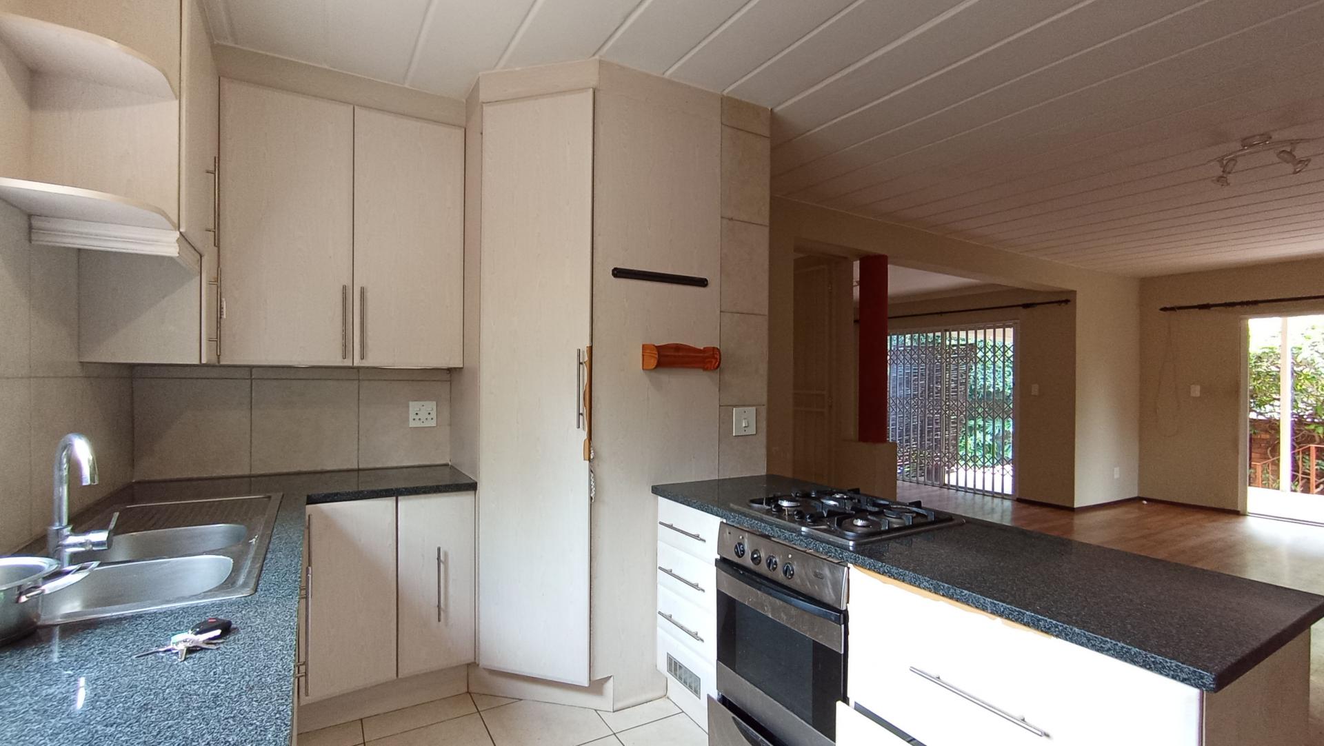Kitchen - 10 square meters of property in Weltevreden Park
