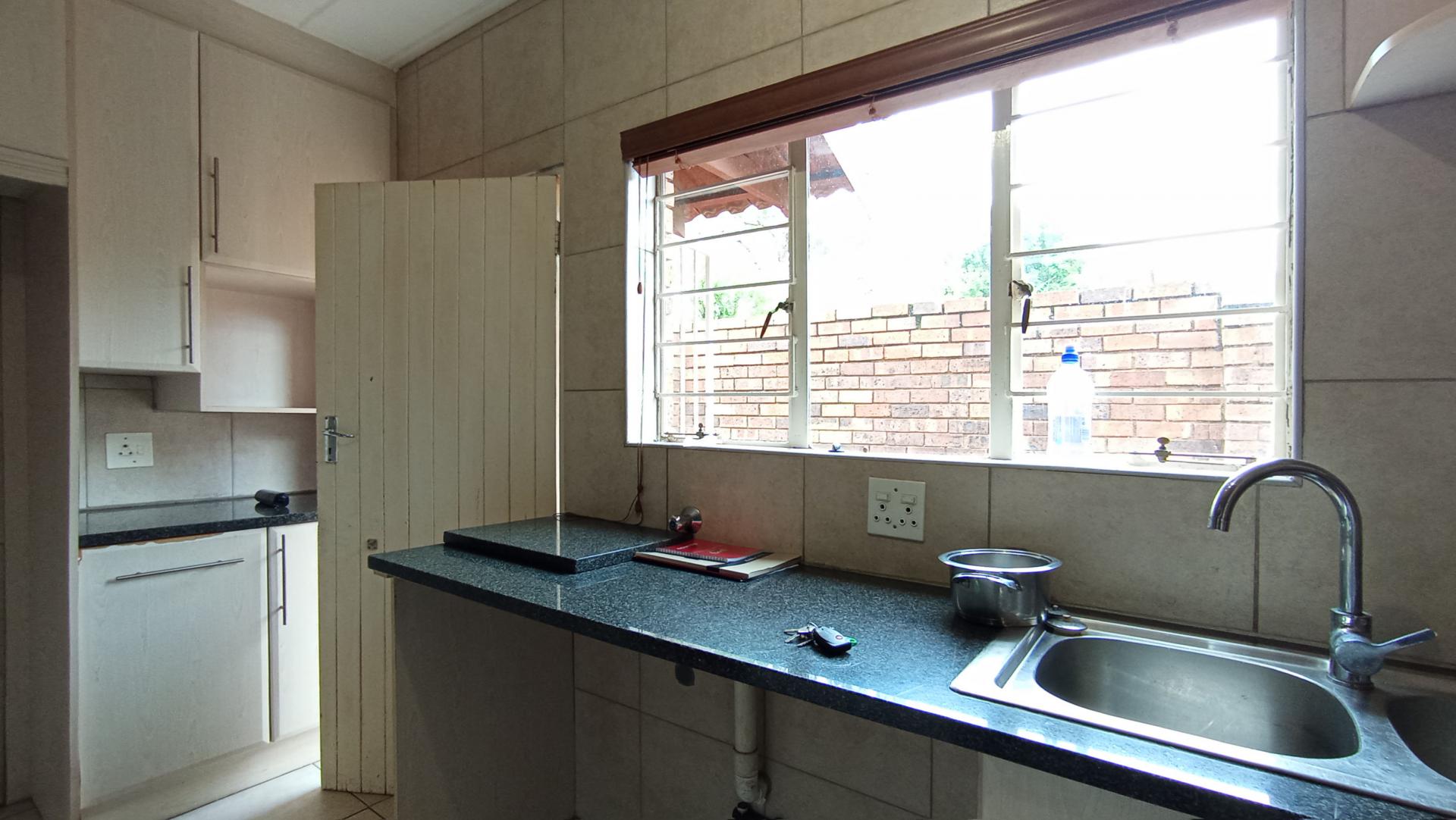 Kitchen - 10 square meters of property in Weltevreden Park